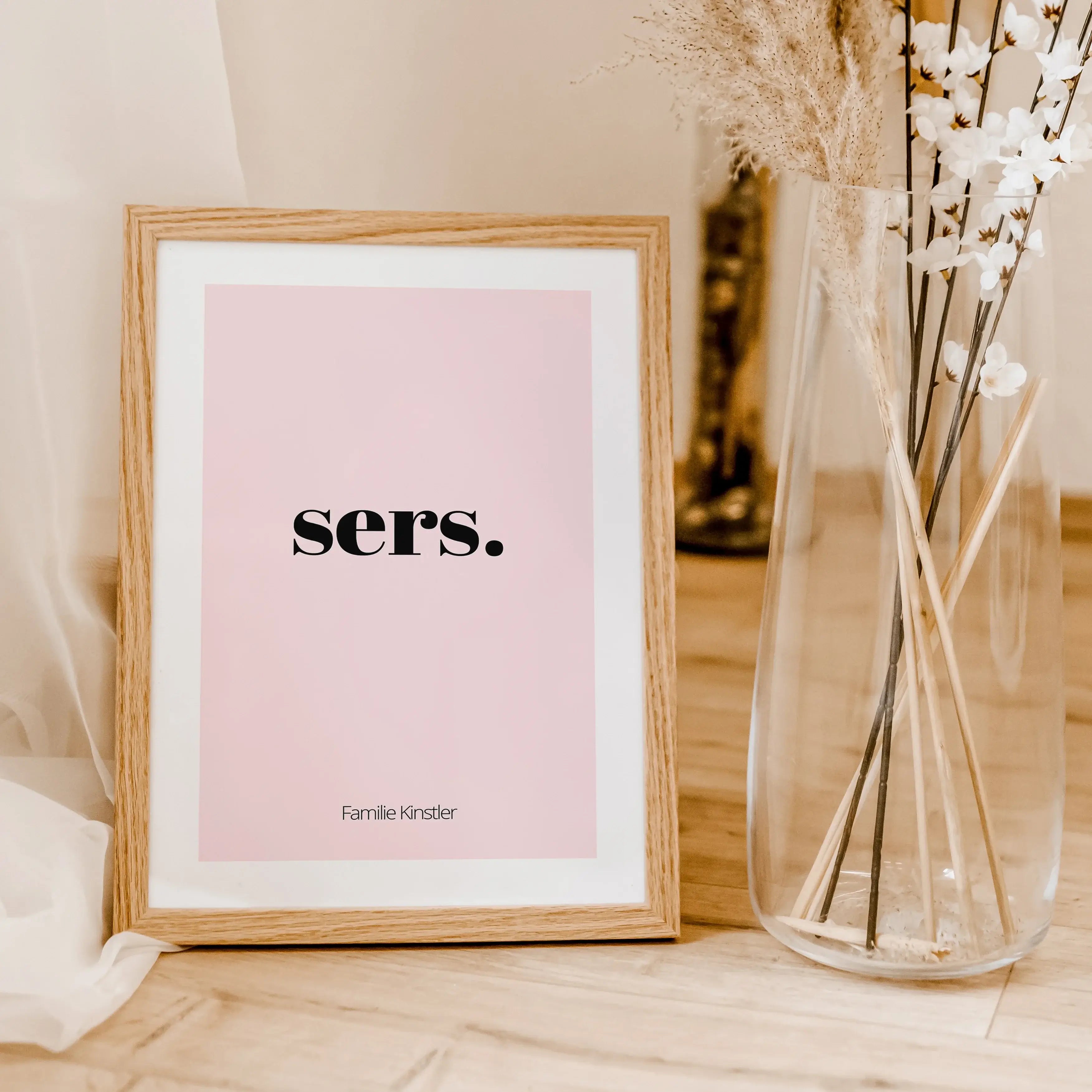 Poster 'sers'-famprints-Personalisiertes Poster-Auf dem Flur Poster 'sers' findest du die Begrüßung 'sers'. Sers ist die Abwandlung von Servus und ist ein freundlicher Gruß. Auf der Unterseite kann das Poster mit deinem Wunschtext personalisiert werden. I