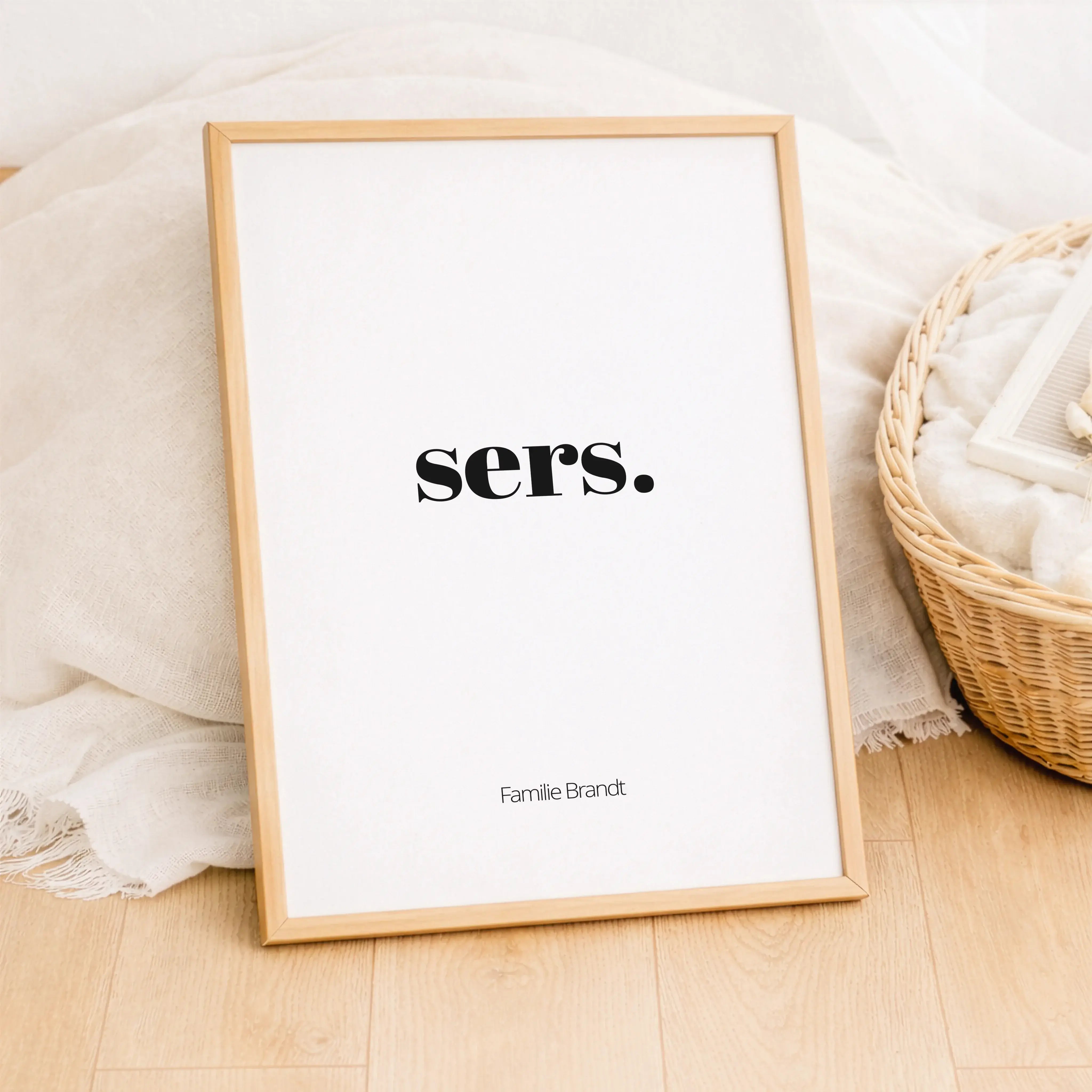 Poster 'sers'-Personalisiertes Poster-famprints-Das Poster „sers“ ist ein liebevoll gestalteter Willkommensgruß für dein Zuhause und sagt auf sympathische Weise Hallo. Der kurze Schriftzug wirkt modern, ruhig und einladend und passt perfekt in Flur, Einga