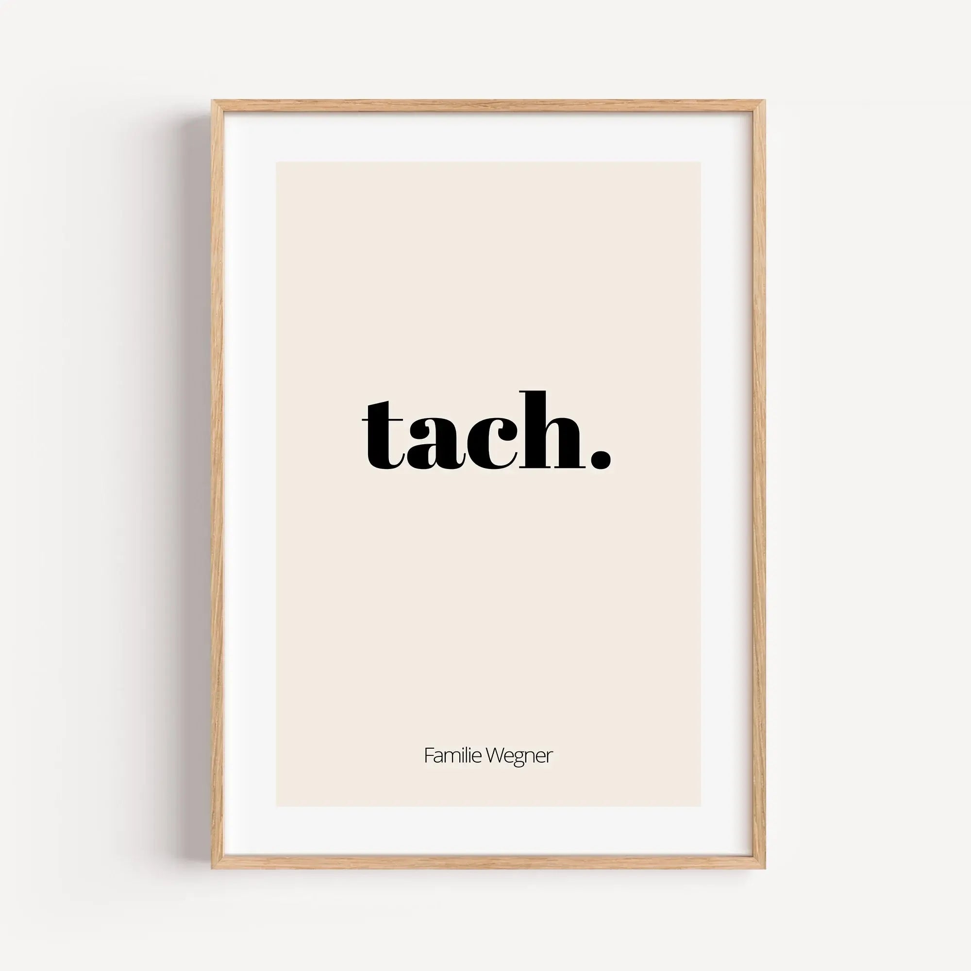 Poster 'tach'-famprints-Personalisiertes Poster-Auf dem Poster 'tach' findest du den Schriftzug 'tach'. Tach ist ein anderes Wort für Hallo und einigen Regionen Deutschlands sehr gebräuchlich. Auf der Unterseite kann das Gruß Poster mit deinem Wunschtext