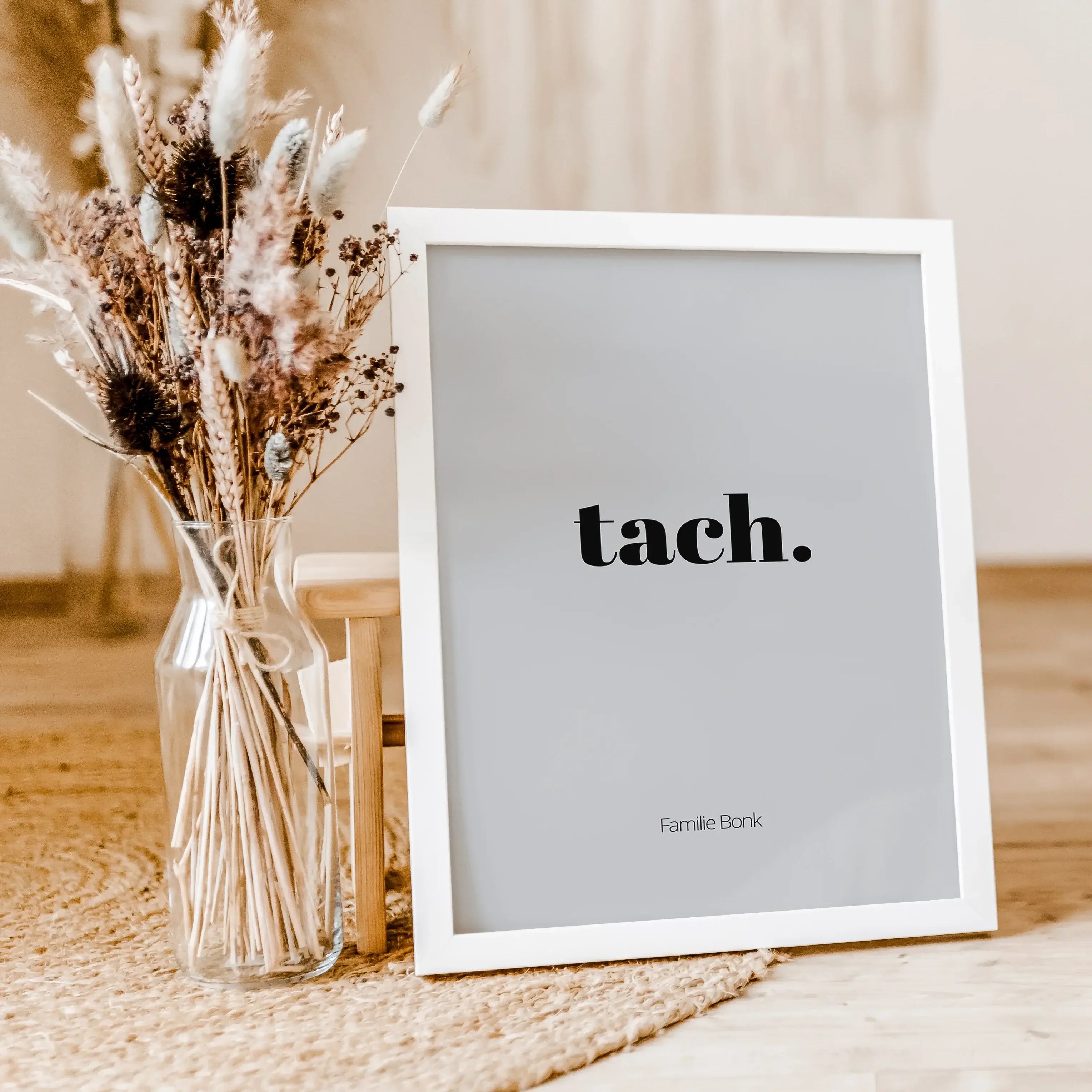 Poster 'tach'-famprints-Personalisiertes Poster-Auf dem Poster 'tach' findest du den Schriftzug 'tach'. Tach ist ein anderes Wort für Hallo und einigen Regionen Deutschlands sehr gebräuchlich. Auf der Unterseite kann das Gruß Poster mit deinem Wunschtext