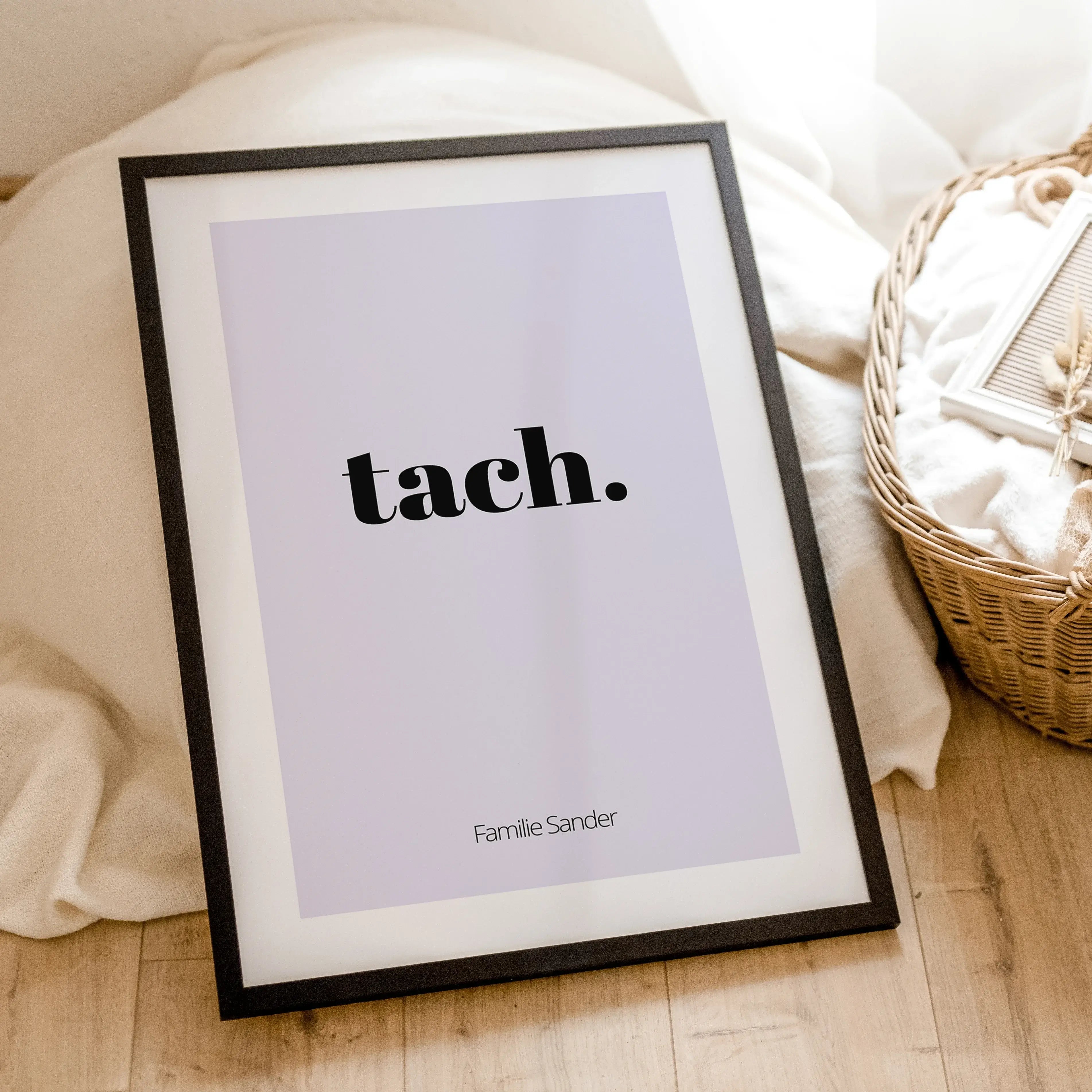 Poster 'tach'-famprints-Personalisiertes Poster-Auf dem Poster 'tach' findest du den Schriftzug 'tach'. Tach ist ein anderes Wort für Hallo und einigen Regionen Deutschlands sehr gebräuchlich. Auf der Unterseite kann das Gruß Poster mit deinem Wunschtext