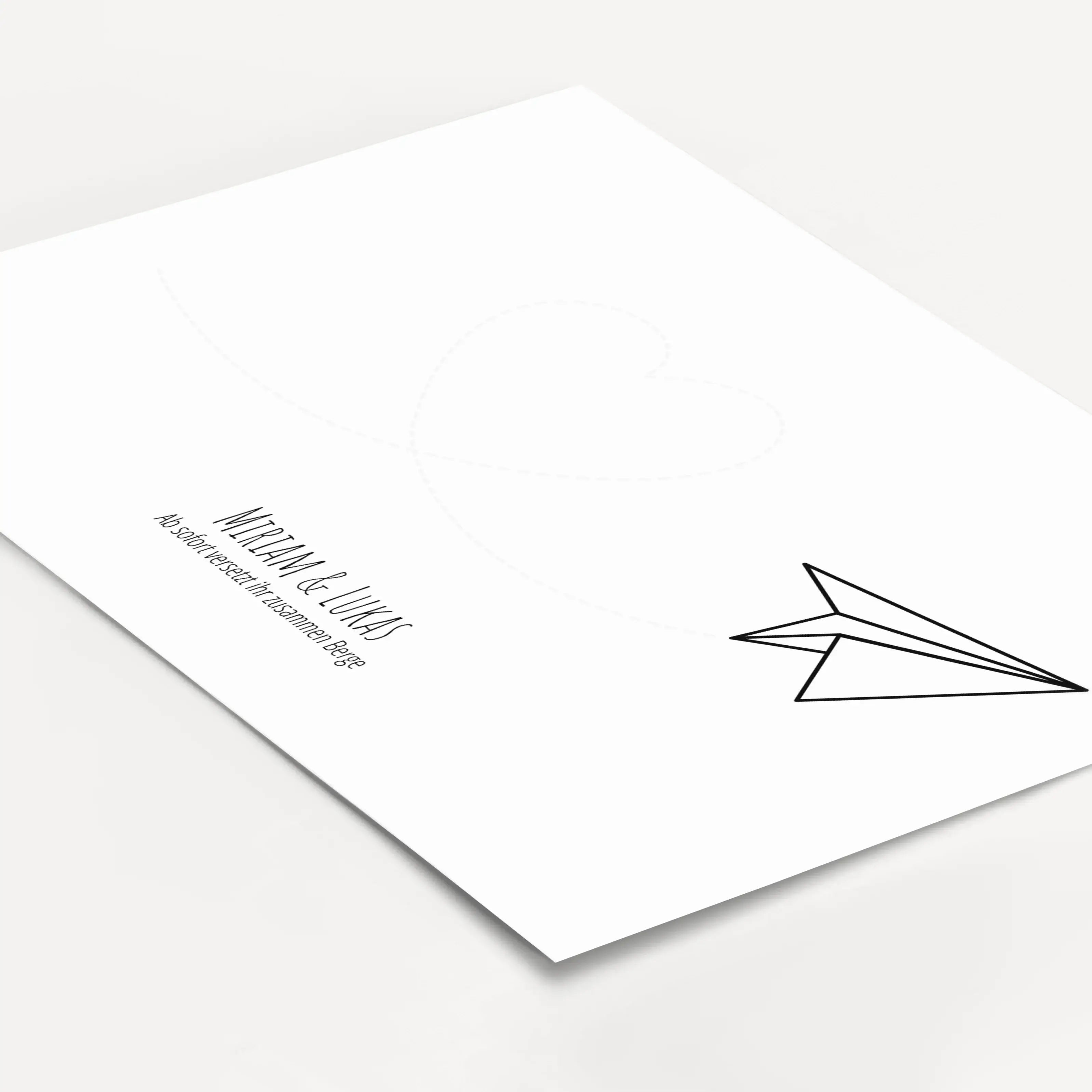 Fingerabdruck Bild 'Flieger'-famprints-Personalisiertes Poster-Auf dem Fingerabdruck Bild 'Flieger' findest du die schwarze Kontur eines Papierfliegers. Die Flugbahn, in Herzform, wird mit einer hellgrauen gestrichelten Linie dargestellt. Auf dieser Linie