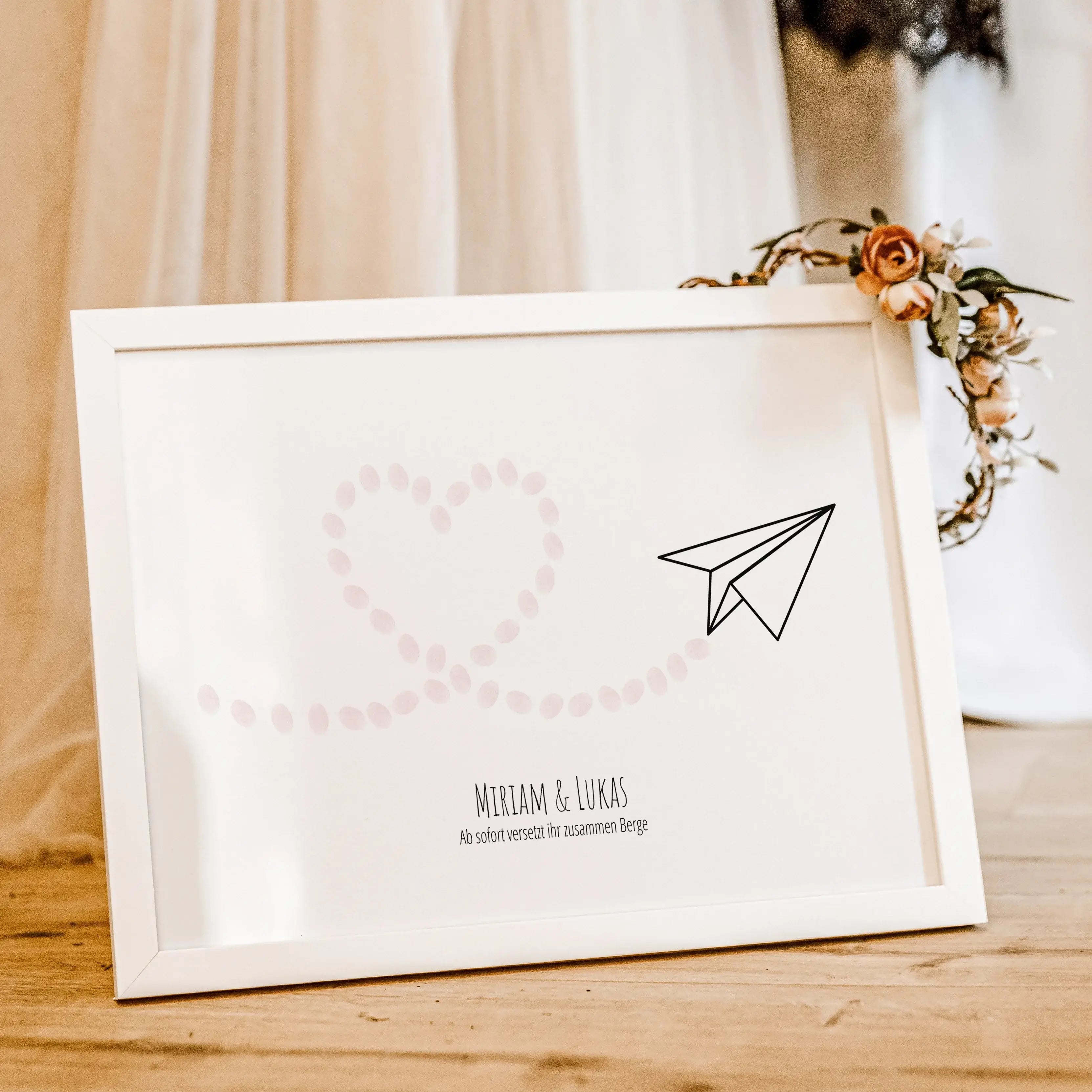 Fingerabdruck Bild 'Flieger'-famprints-Personalisiertes Poster-Auf dem Fingerabdruck Bild 'Flieger' findest du die schwarze Kontur eines Papierfliegers. Die Flugbahn, in Herzform, wird mit einer hellgrauen gestrichelten Linie dargestellt. Auf dieser Linie