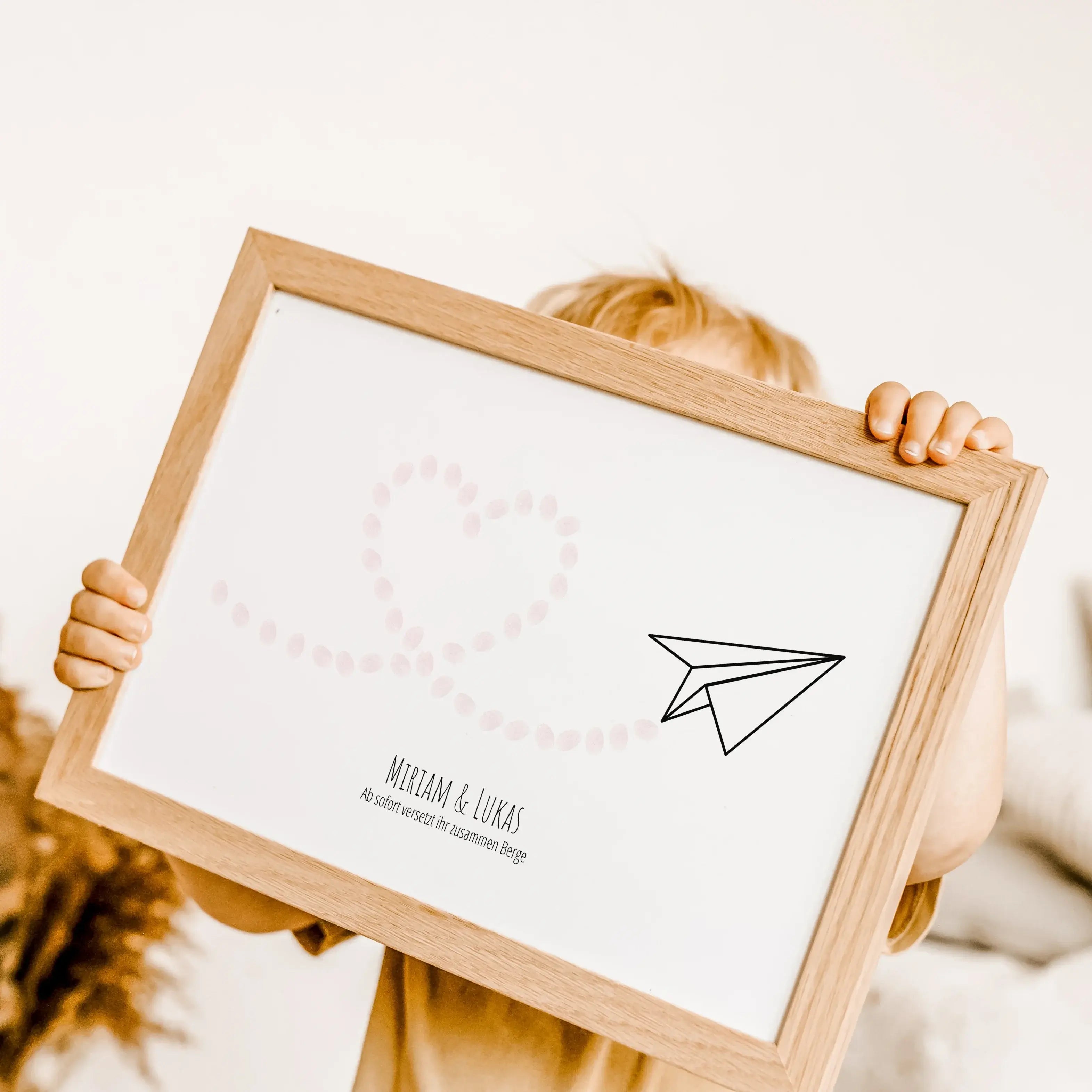 Fingerabdruck Bild 'Flieger'-famprints-Personalisiertes Poster-Auf dem Fingerabdruck Bild 'Flieger' findest du die schwarze Kontur eines Papierfliegers. Die Flugbahn, in Herzform, wird mit einer hellgrauen gestrichelten Linie dargestellt. Auf dieser Linie