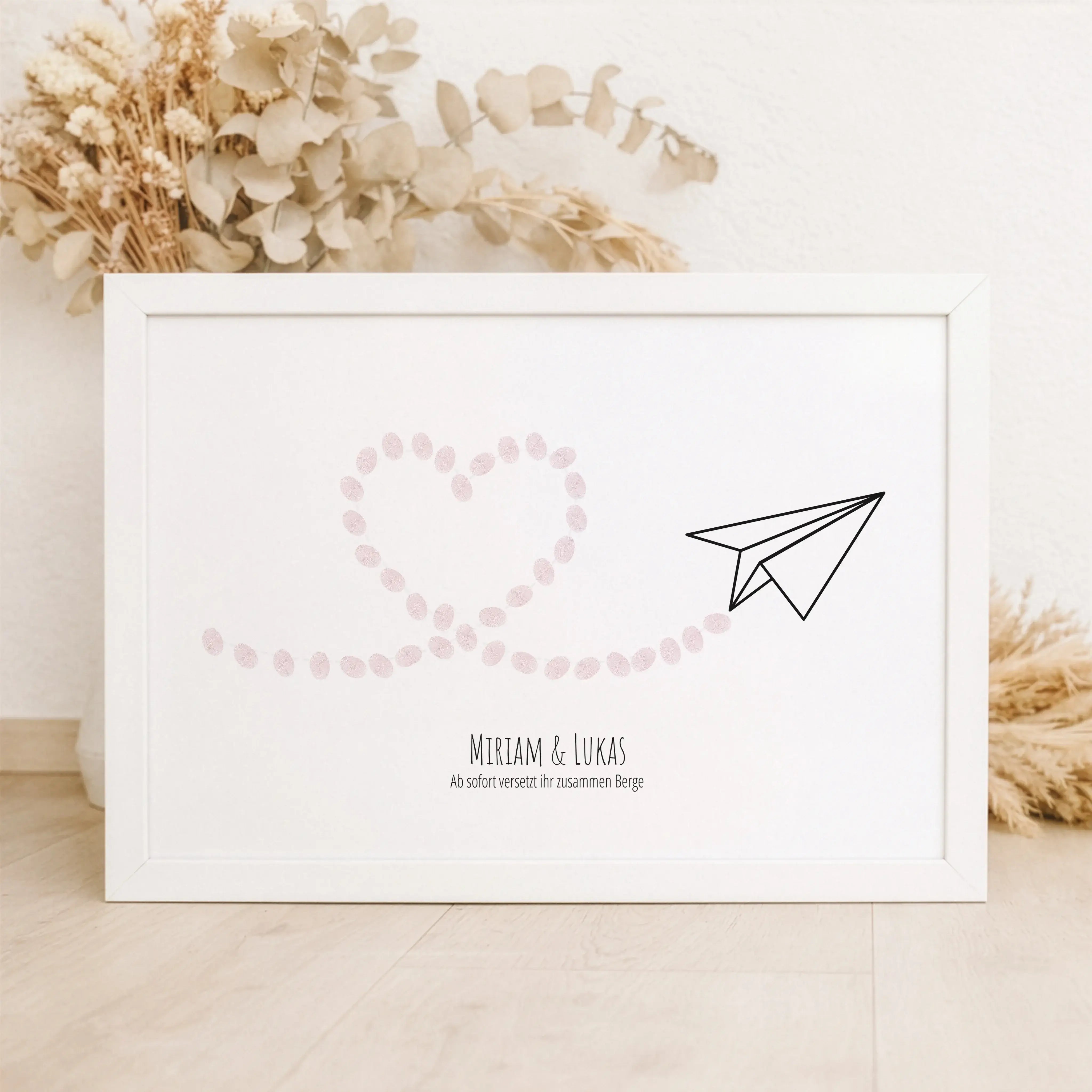 Fingerabdruck Bild 'Flieger'-Personalisiertes Poster-famprints-Das Fingerabdruck Bild „Flieger“ ist eine besondere Art, gemeinsame Momente sichtbar festzuhalten. Der Papierflieger steht für Aufbruch, Leichtigkeit und den gemeinsamen Weg. Die Flugbahn in H