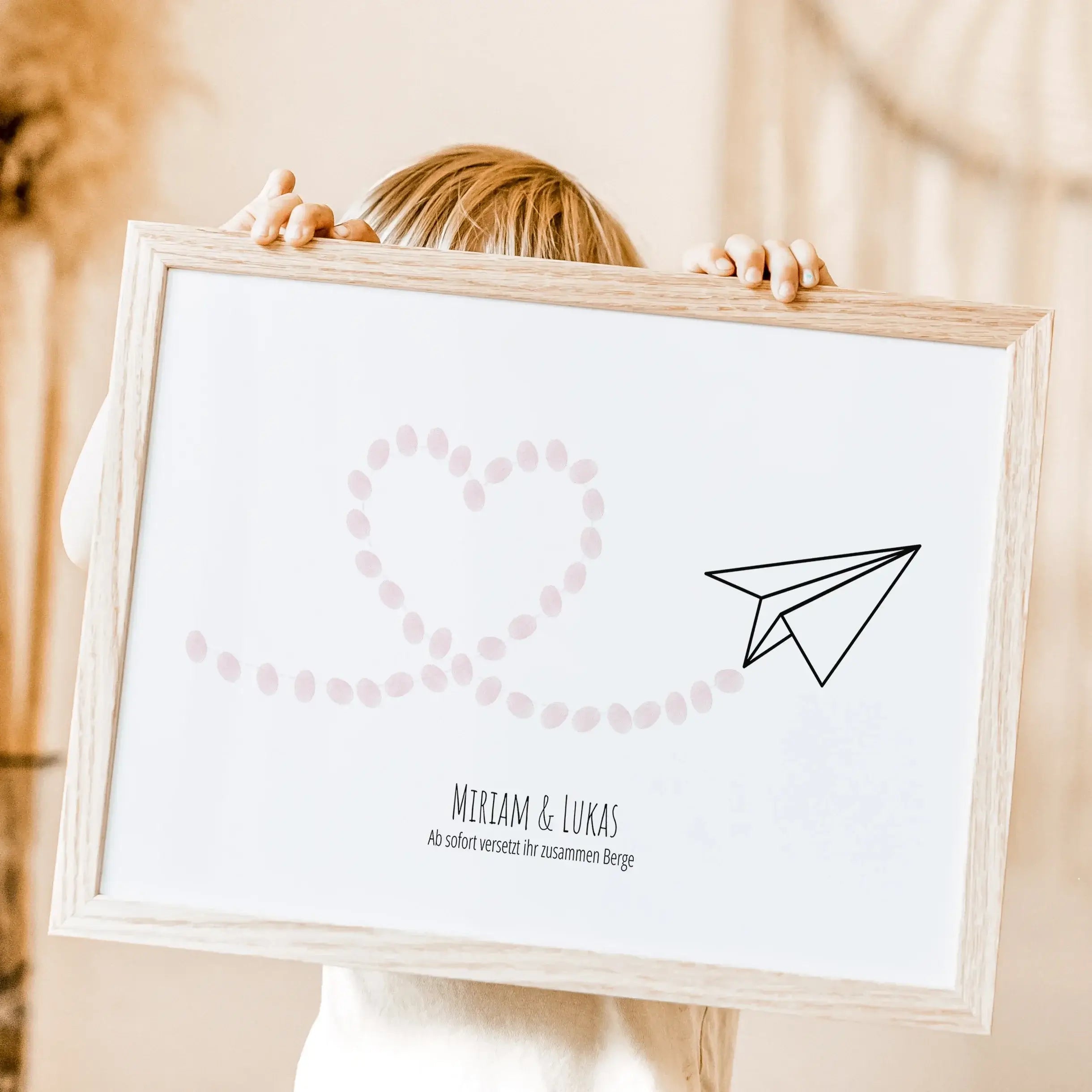 Fingerabdruck Bild 'Flieger'-famprints-Personalisiertes Poster-Auf dem Fingerabdruck Bild 'Flieger' findest du die schwarze Kontur eines Papierfliegers. Die Flugbahn, in Herzform, wird mit einer hellgrauen gestrichelten Linie dargestellt. Auf dieser Linie