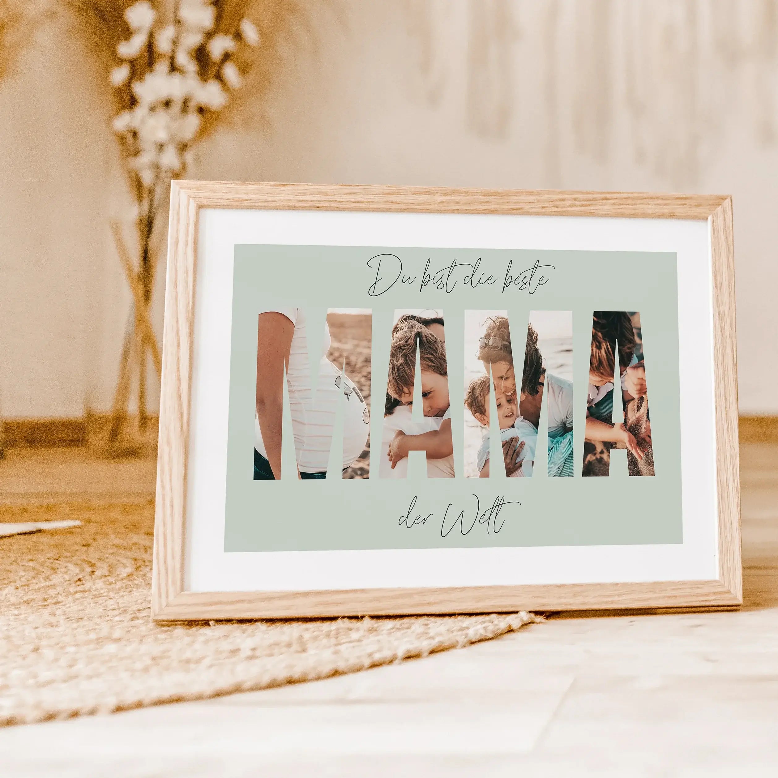 Beste Mama Poster-famprints-Personalisiertes Poster-Das Beste Mama Poster ist das ideale Geschenk für alle Mütter. Mit dieser Fotocollage in Form von dicken Buchstaben, die den Text "Mama" bilden, können bis zu vier persönliche Fotos eingefügt werden. Der