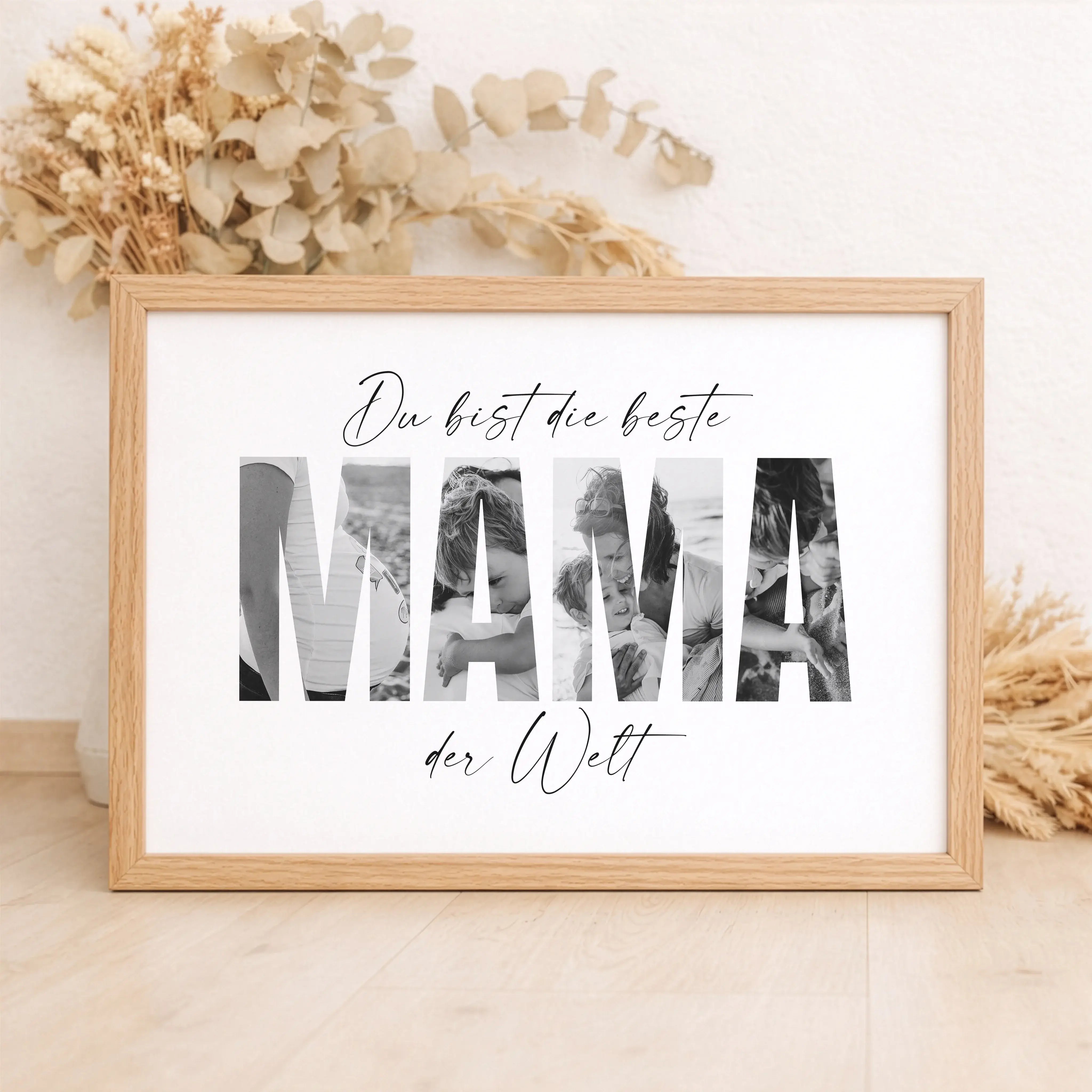 Beste Mama Poster-Personalisiertes Poster-famprints-Das Beste Mama Poster ist ein persönliches Geschenk, das Emotionen sichtbar macht und Erinnerungen stilvoll festhält. Die besondere Fotogestaltung im Schriftzug Mama verbindet eure liebsten Momente zu ei