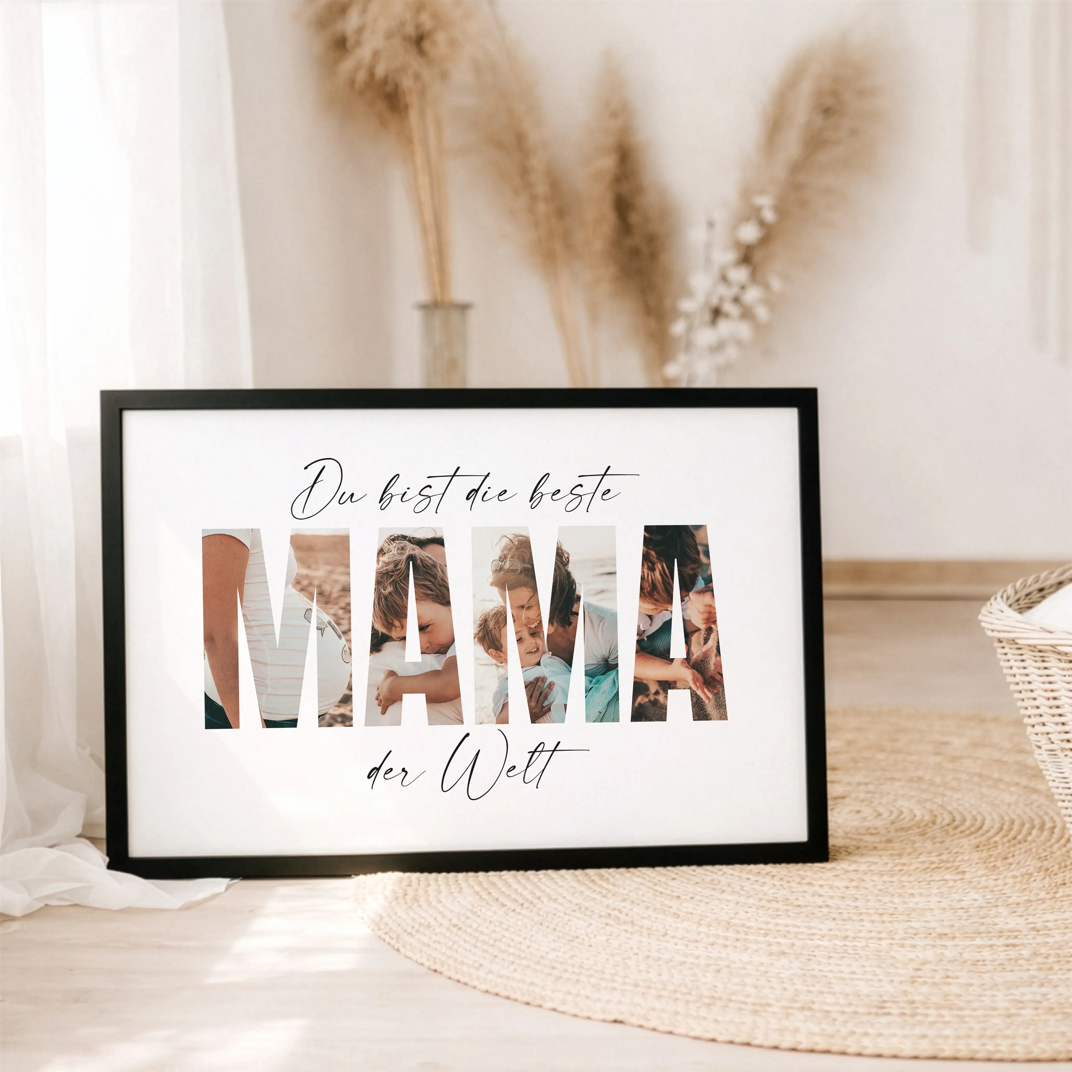 Beste Mama Poster-Personalisiertes Poster-famprints-Das Beste Mama Poster ist ein persönliches Geschenk, das Emotionen sichtbar macht und Erinnerungen stilvoll festhält. Die besondere Fotogestaltung im Schriftzug Mama verbindet eure liebsten Momente zu ei