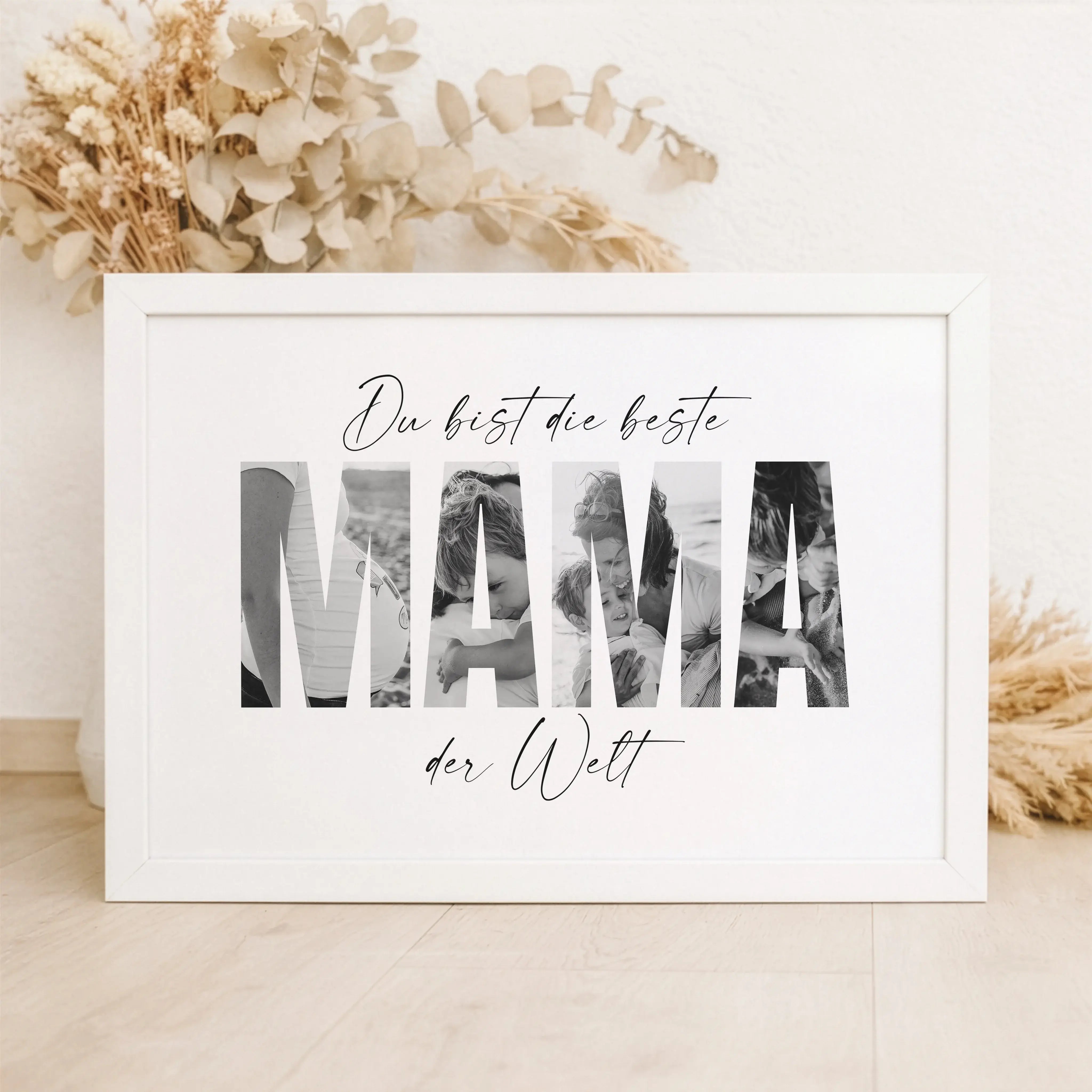 Beste Mama Poster-Personalisiertes Poster-famprints-Das Beste Mama Poster ist ein persönliches Geschenk, das Emotionen sichtbar macht und Erinnerungen stilvoll festhält. Die besondere Fotogestaltung im Schriftzug Mama verbindet eure liebsten Momente zu ei