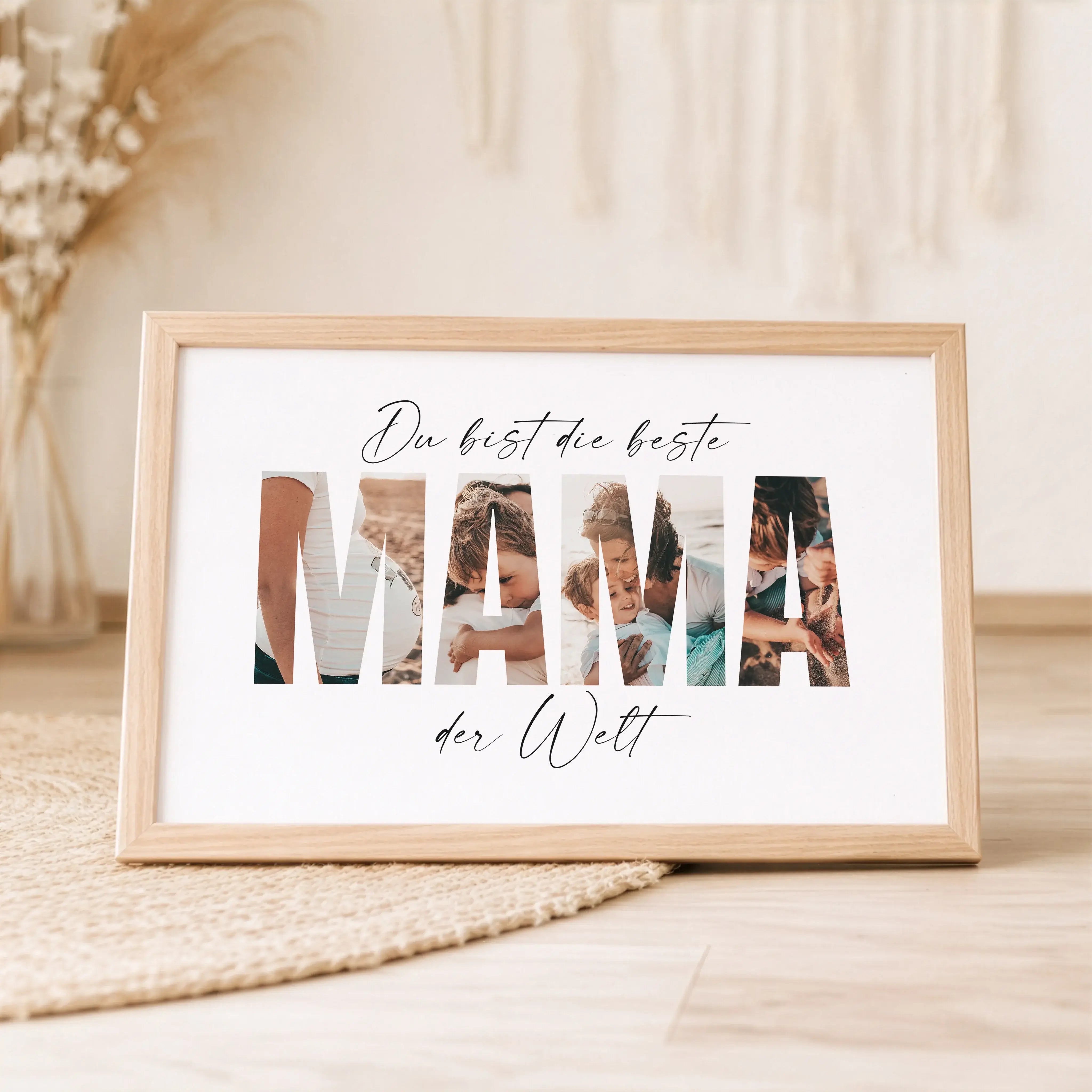 Beste Mama Poster-Personalisiertes Poster-famprints-Das Beste Mama Poster ist ein persönliches Geschenk, das Emotionen sichtbar macht und Erinnerungen stilvoll festhält. Die besondere Fotogestaltung im Schriftzug Mama verbindet eure liebsten Momente zu ei