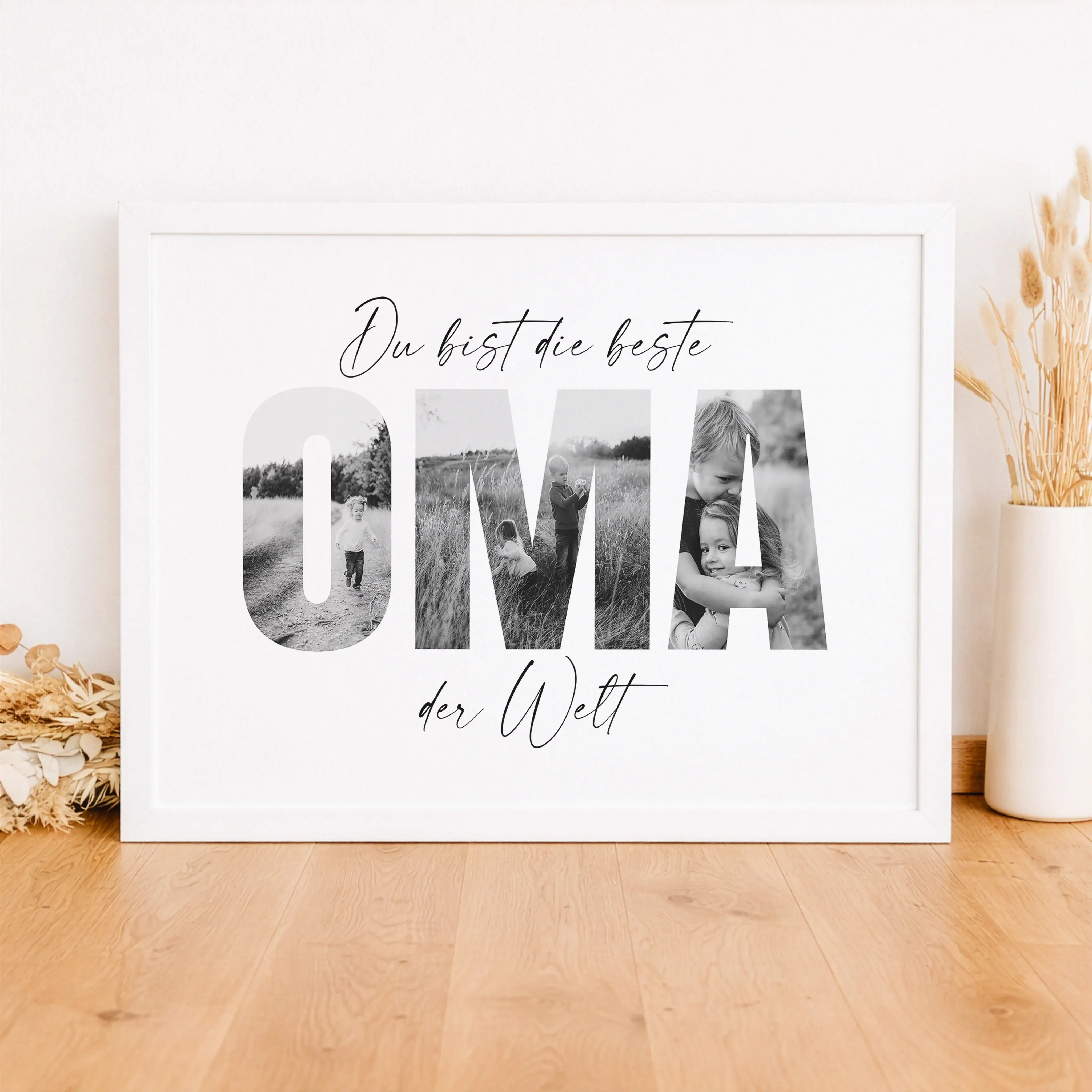 Beste Oma Poster-Personalisiertes Poster-famprints-Das Beste Oma Poster von famprints ist eine liebevolle Geschenkidee für alle, die ihrer Oma mit einem persönlichen Fotoposter eine echte Freude machen möchten. Die große Schrift wird mit deinen eigenen Bi