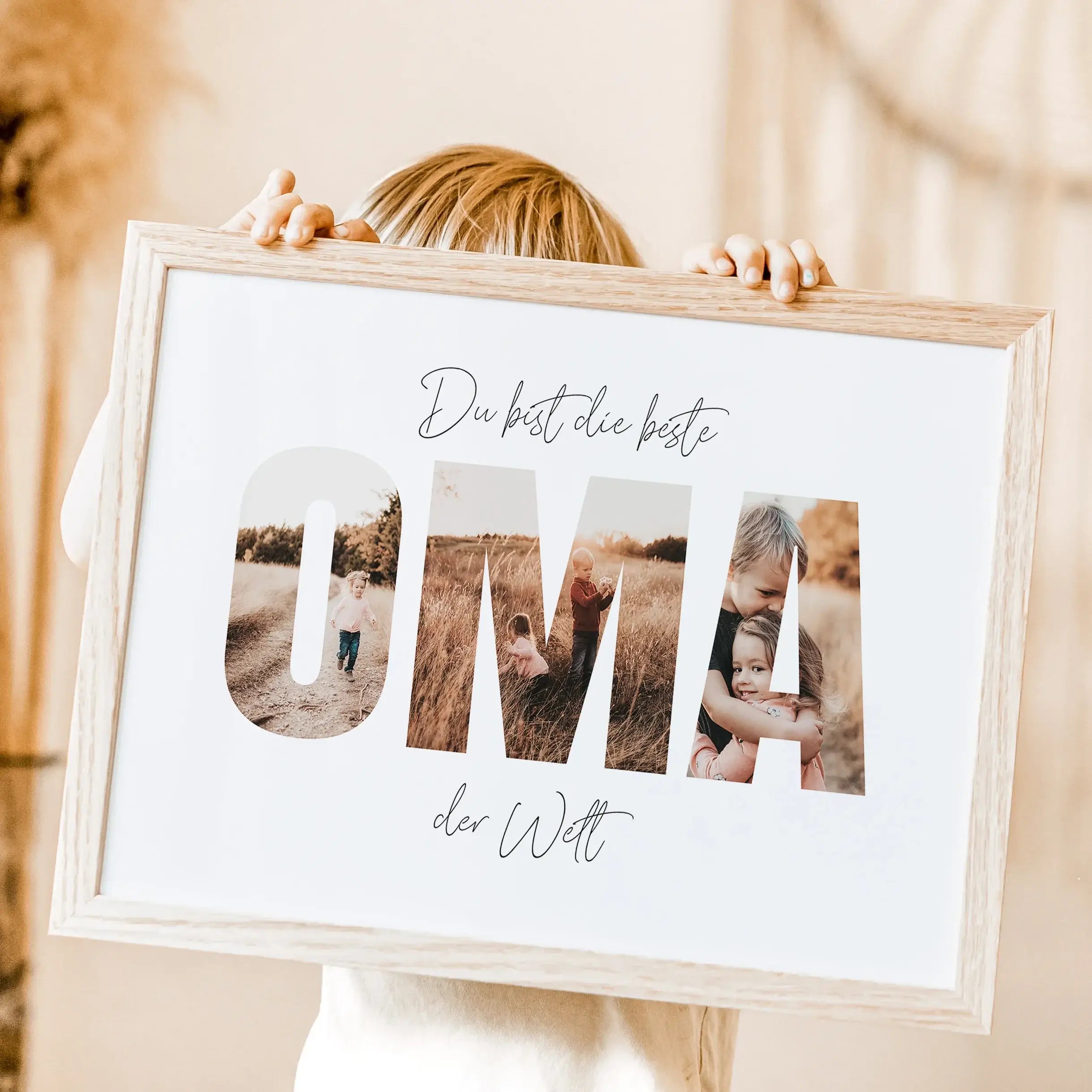 Beste Oma Poster-famprints-Personalisiertes Poster-Unser "Beste Oma Poster" ist das perfekte Geschenk für die liebste Oma der Welt. Das Poster ist mit dicken Buchstaben gestaltet, hinter denen Fotos platziert werden können, um eine einzigartige Fotocollag