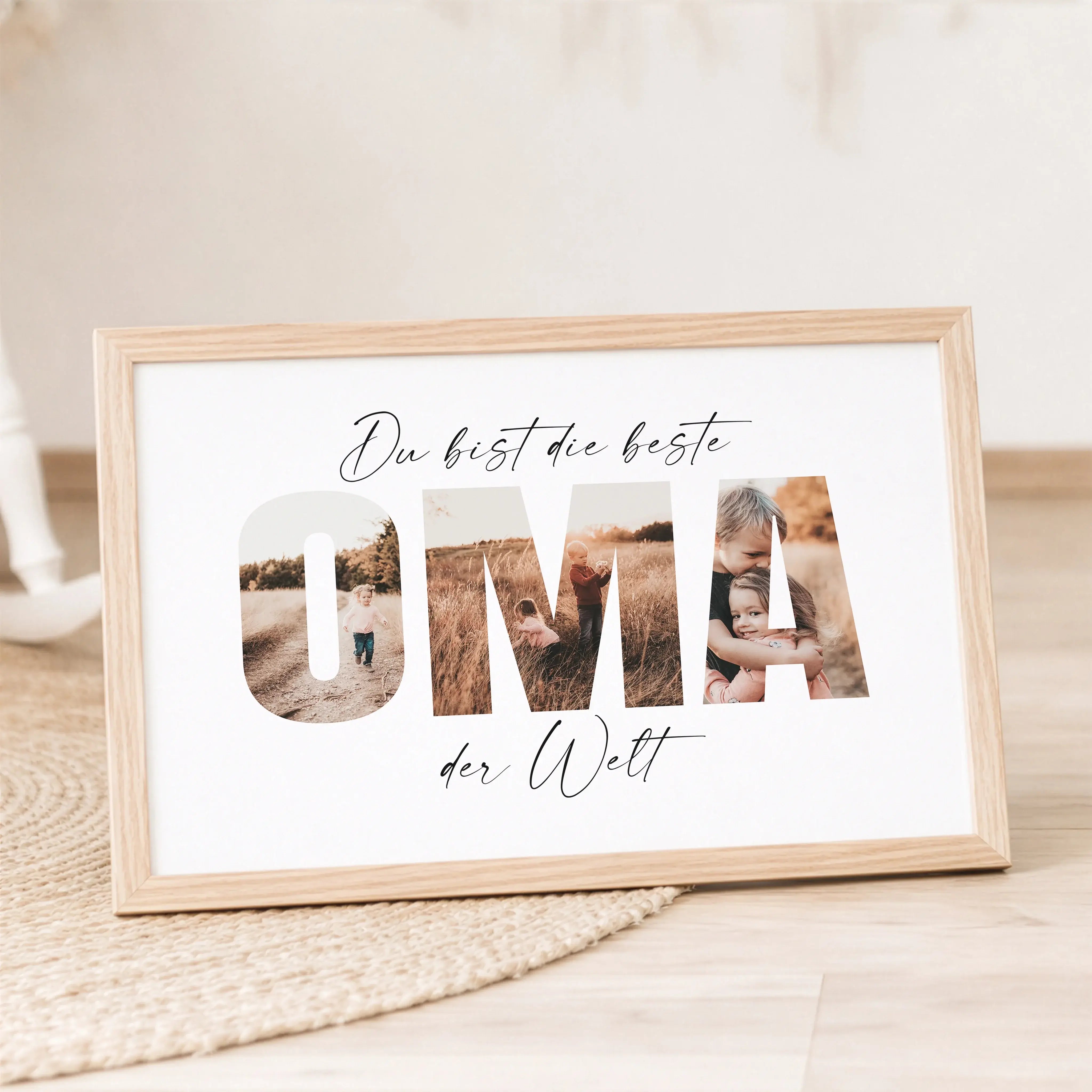 Beste Oma Poster-Personalisiertes Poster-famprints-Das Beste Oma Poster von famprints ist eine liebevolle Geschenkidee für alle, die ihrer Oma mit einem persönlichen Fotoposter eine echte Freude machen möchten. Die große Schrift wird mit deinen eigenen Bi