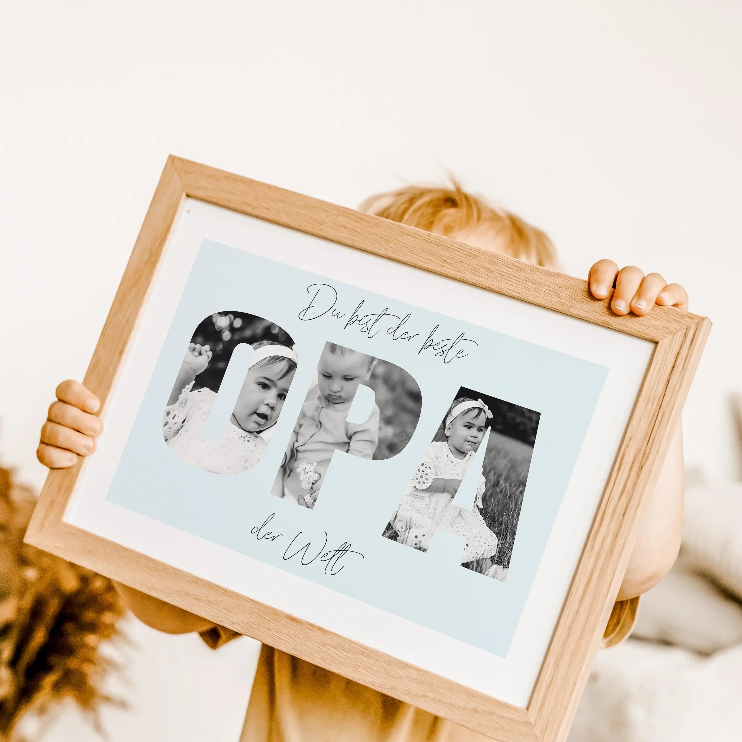 Bester Opa Poster-Personalisiertes Poster-famprints-Das Bester Opa Poster ist das perfekte Geschenk für deinen lieben Opa. Mit der Möglichkeit, persönliche Fotos hinter dem Schriftzug "OPA" zu platzieren, wird dieses Poster zu einem einzigartigen Erinneru