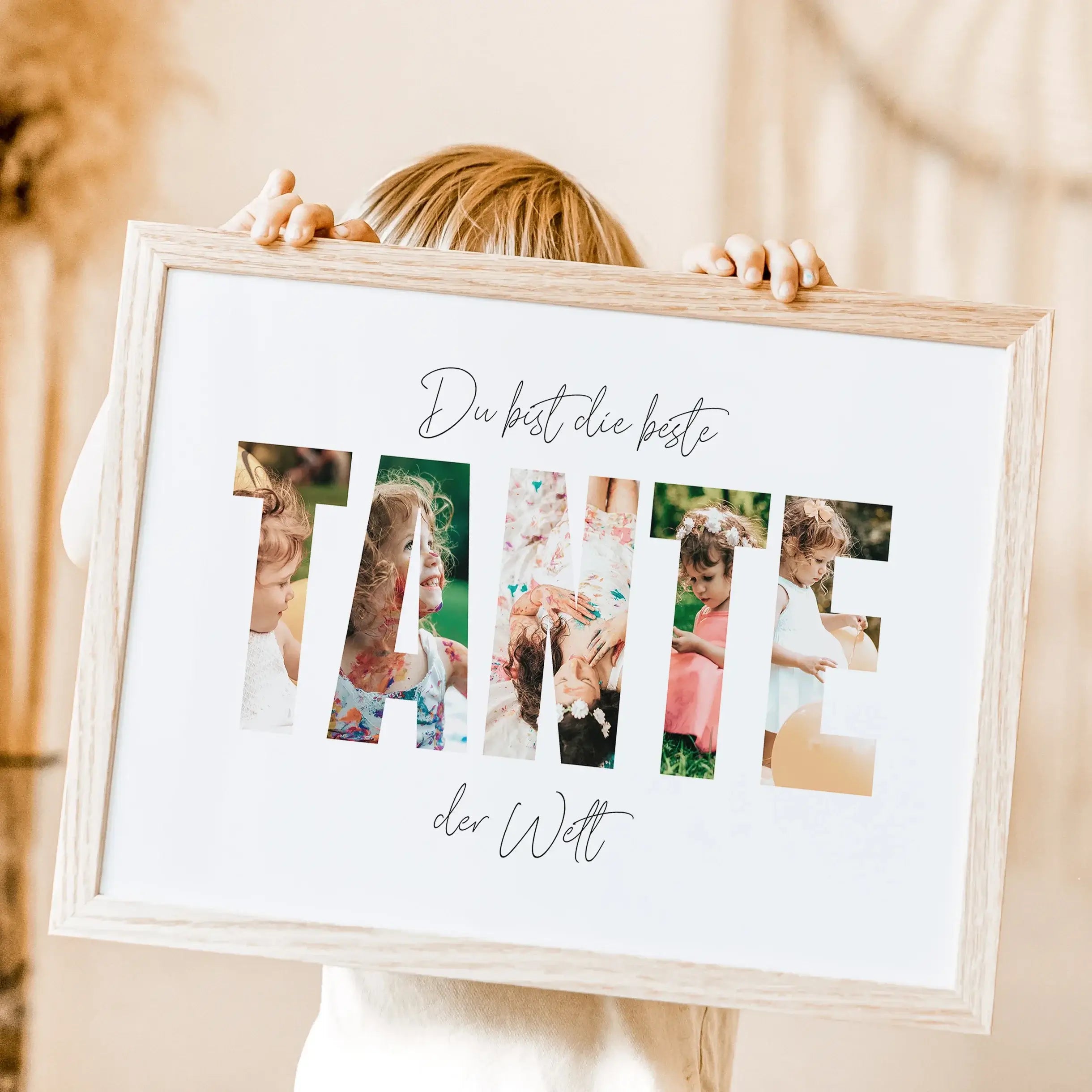 Beste Tante Poster-famprints-Personalisiertes Poster-Das "Beste Tante Poster" ist das ideale Geschenk für die beste Tante der Welt. Hinter die dicken Buchstaben können deine persönlichen Fotos platziert werden, um eine einzigartige Fotocollage zu gestalte