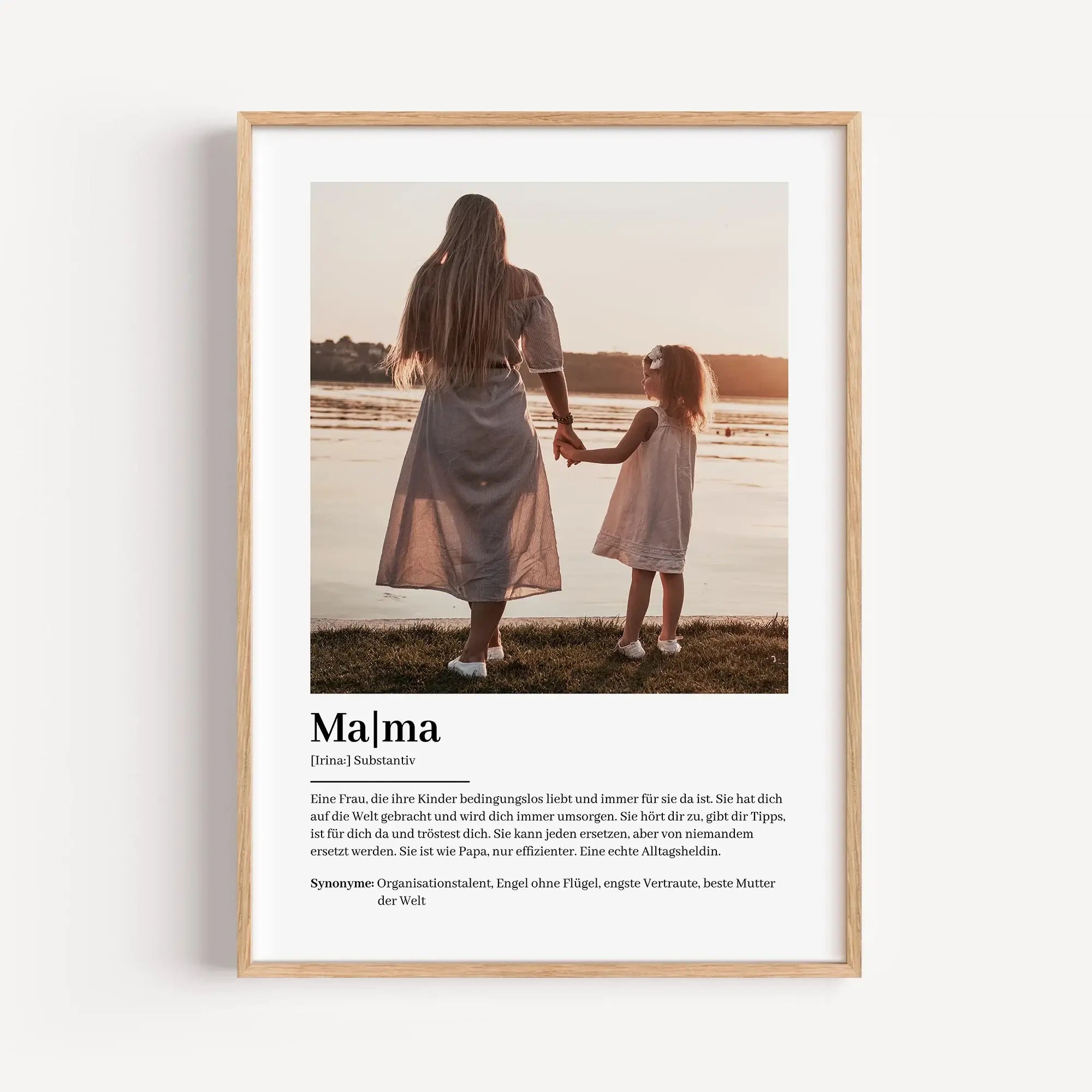 Mama Definition Poster mit Foto-famprints-Personalisiertes Poster-Auf dem Mama Definition Poster mit Foto findest du unsere Interpretation einer liebevollen Mutter. Du kannst das Poster mit dem Vornamen deiner Mutter und einem persönlichen Foto und auch T