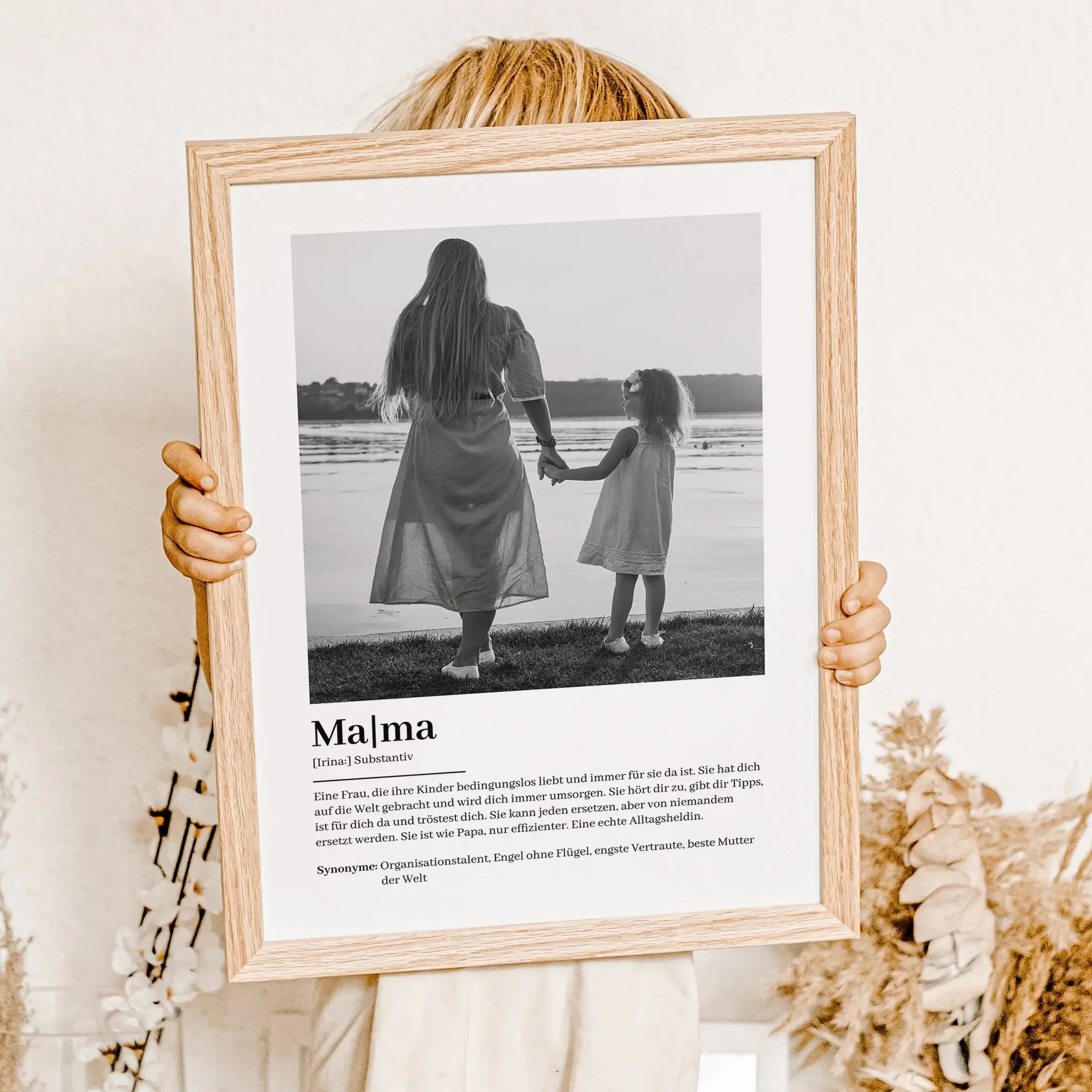 Mama Definition Poster mit Foto-famprints-Personalisiertes Poster-Auf dem Mama Definition Poster mit Foto findest du unsere Interpretation einer liebevollen Mutter. Du kannst das Poster mit dem Vornamen deiner Mutter und einem persönlichen Foto und auch T
