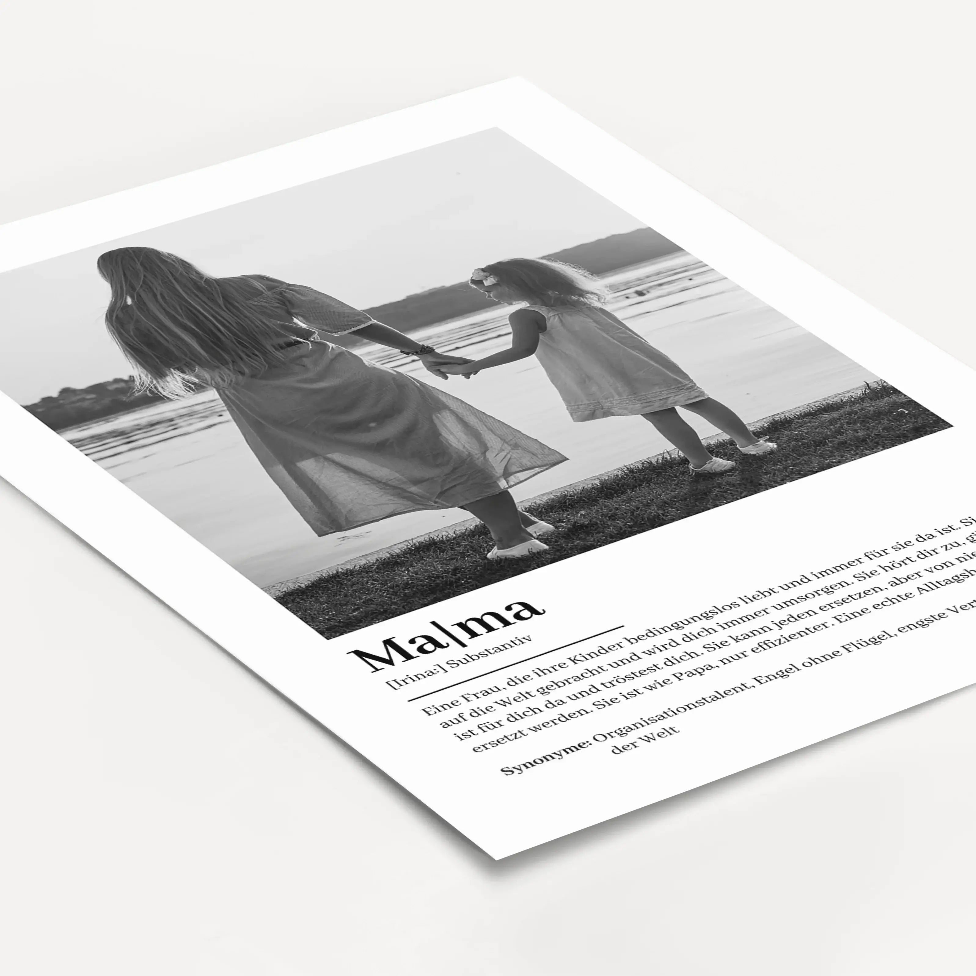 Mama Definition Poster mit Foto-Personalisiertes Poster-famprints-Das Mama Definition Poster mit Foto ist ein persönliches Geschenk, das eure Verbindung sichtbar macht. Bei famprints gestaltest du ein individuelles Mama Poster mit eigenem Foto, Namen und