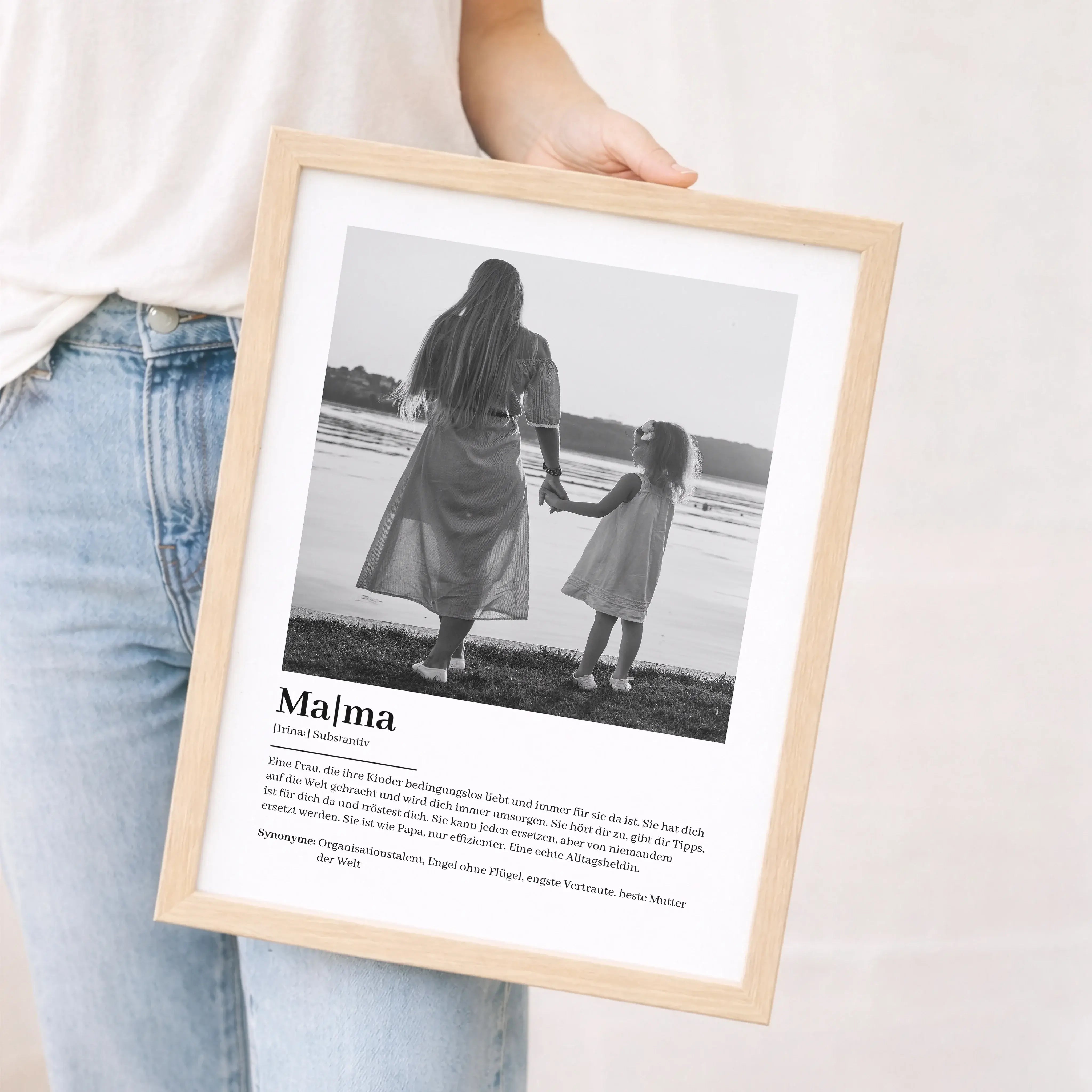 Mama Definition Poster mit Foto-Personalisiertes Poster-famprints-Das Mama Definition Poster mit Foto ist ein persönliches Geschenk, das eure Verbindung sichtbar macht. Bei famprints gestaltest du ein individuelles Mama Poster mit eigenem Foto, Namen und