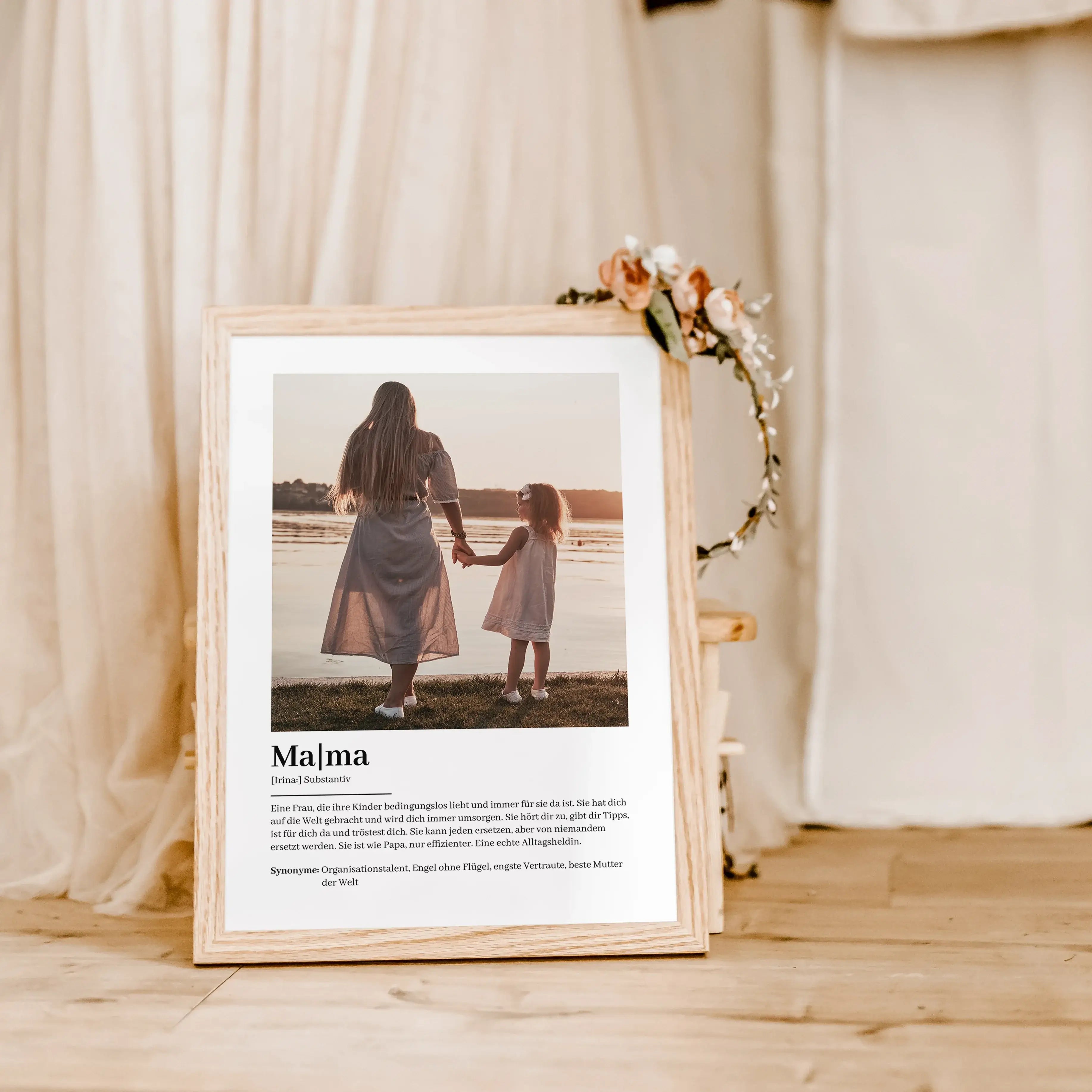 Mama Definition Poster mit Foto-famprints-Personalisiertes Poster-Auf dem Mama Definition Poster mit Foto findest du unsere Interpretation einer liebevollen Mutter. Du kannst das Poster mit dem Vornamen deiner Mutter und einem persönlichen Foto und auch T