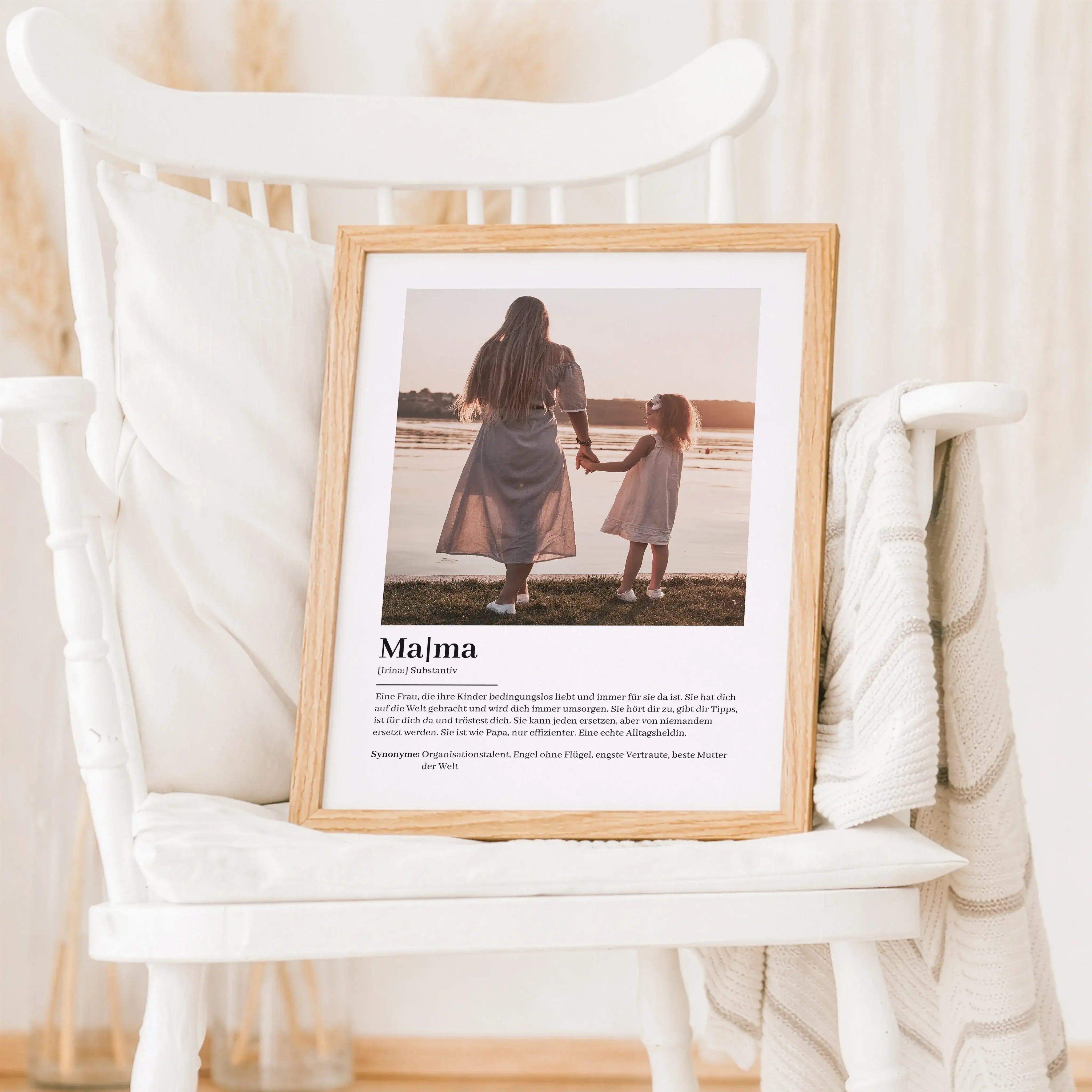 Mama Definition Poster mit Foto-Personalisiertes Poster-famprints-Das Mama Definition Poster mit Foto ist ein persönliches Geschenk, das eure Verbindung sichtbar macht. Bei famprints gestaltest du ein individuelles Mama Poster mit eigenem Foto, Namen und