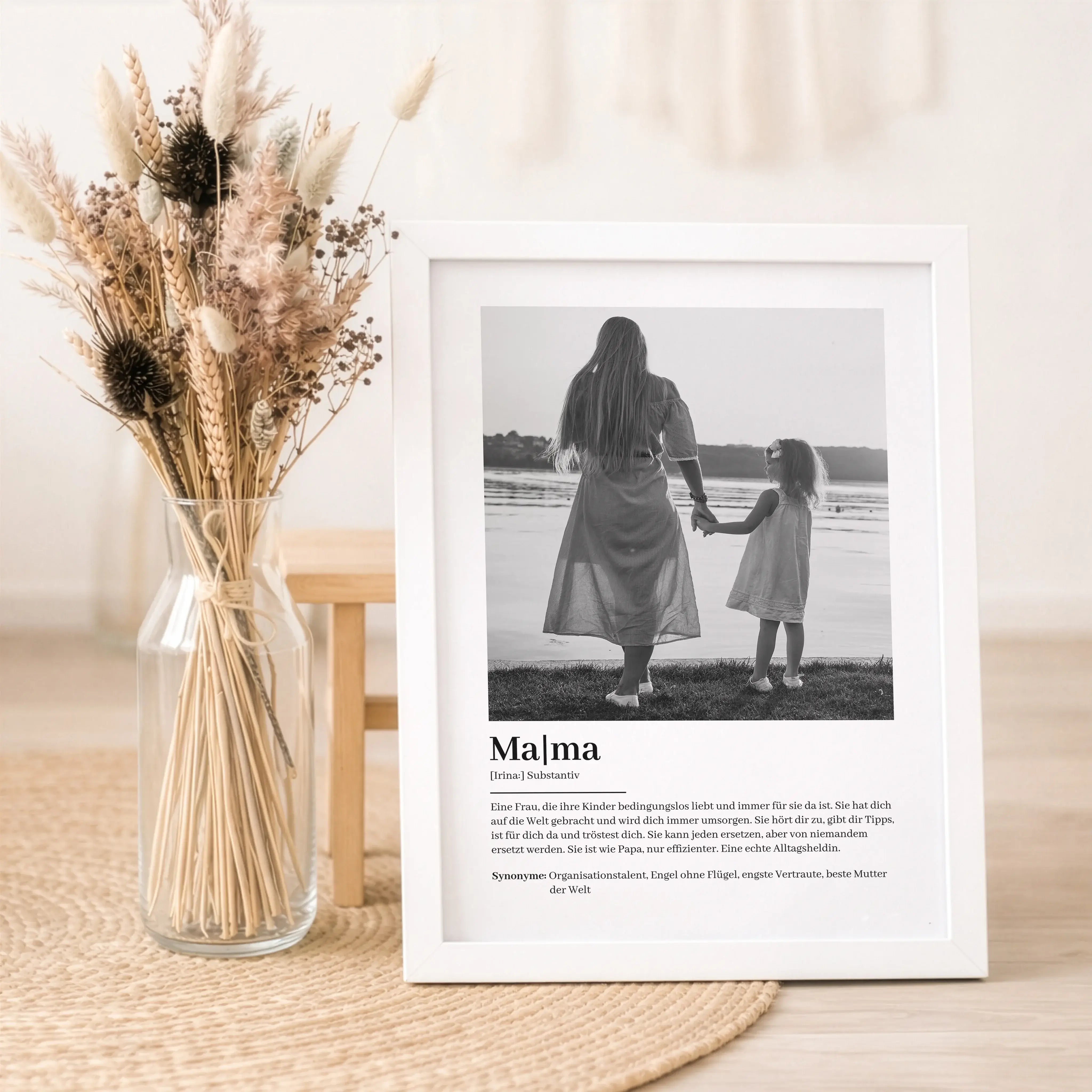 Mama Definition Poster mit Foto-Personalisiertes Poster-famprints-Das Mama Definition Poster mit Foto ist ein persönliches Geschenk, das eure Verbindung sichtbar macht. Bei famprints gestaltest du ein individuelles Mama Poster mit eigenem Foto, Namen und