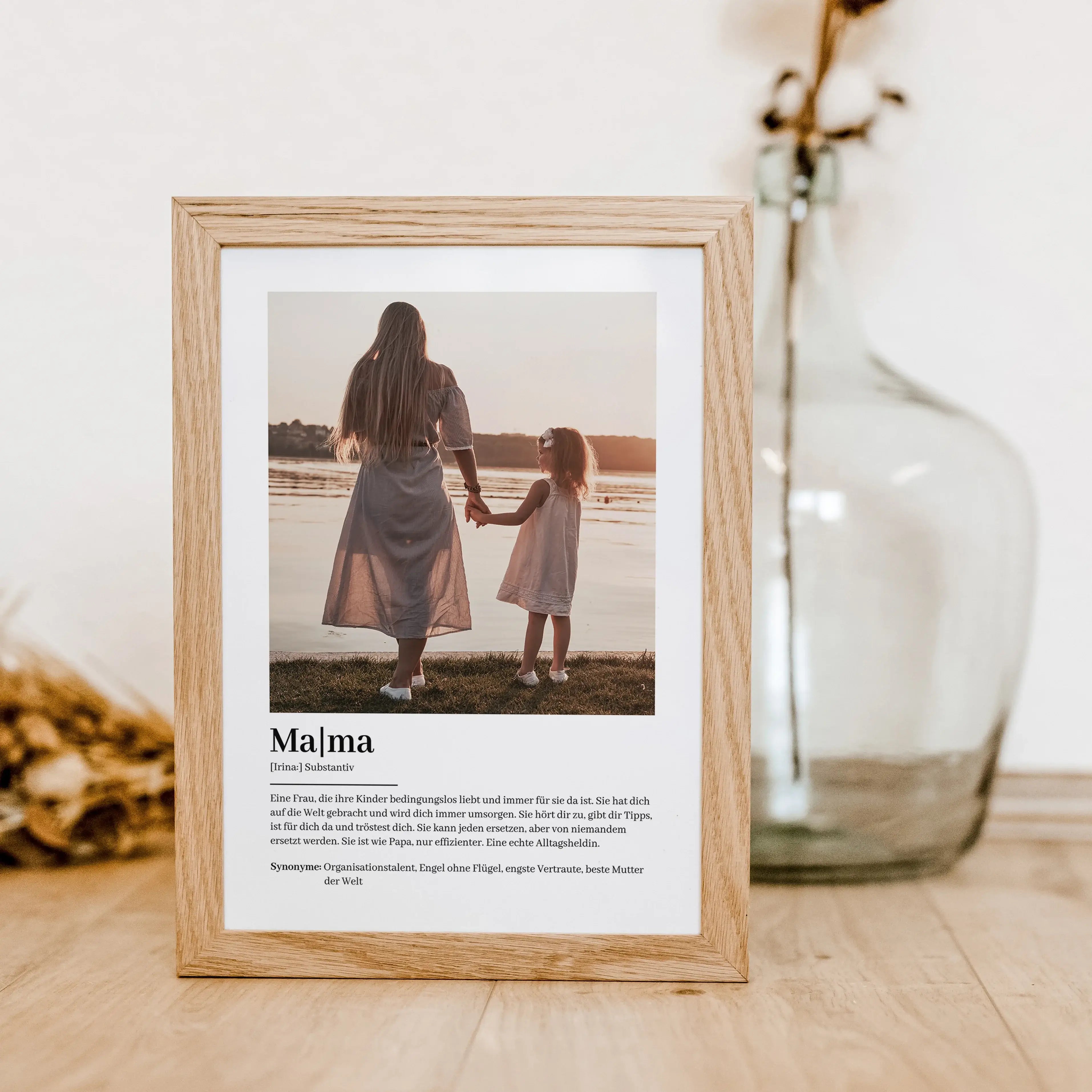 Mama Definition Poster mit Foto-famprints-Personalisiertes Poster-Auf dem Mama Definition Poster mit Foto findest du unsere Interpretation einer liebevollen Mutter. Du kannst das Poster mit dem Vornamen deiner Mutter und einem persönlichen Foto und auch T