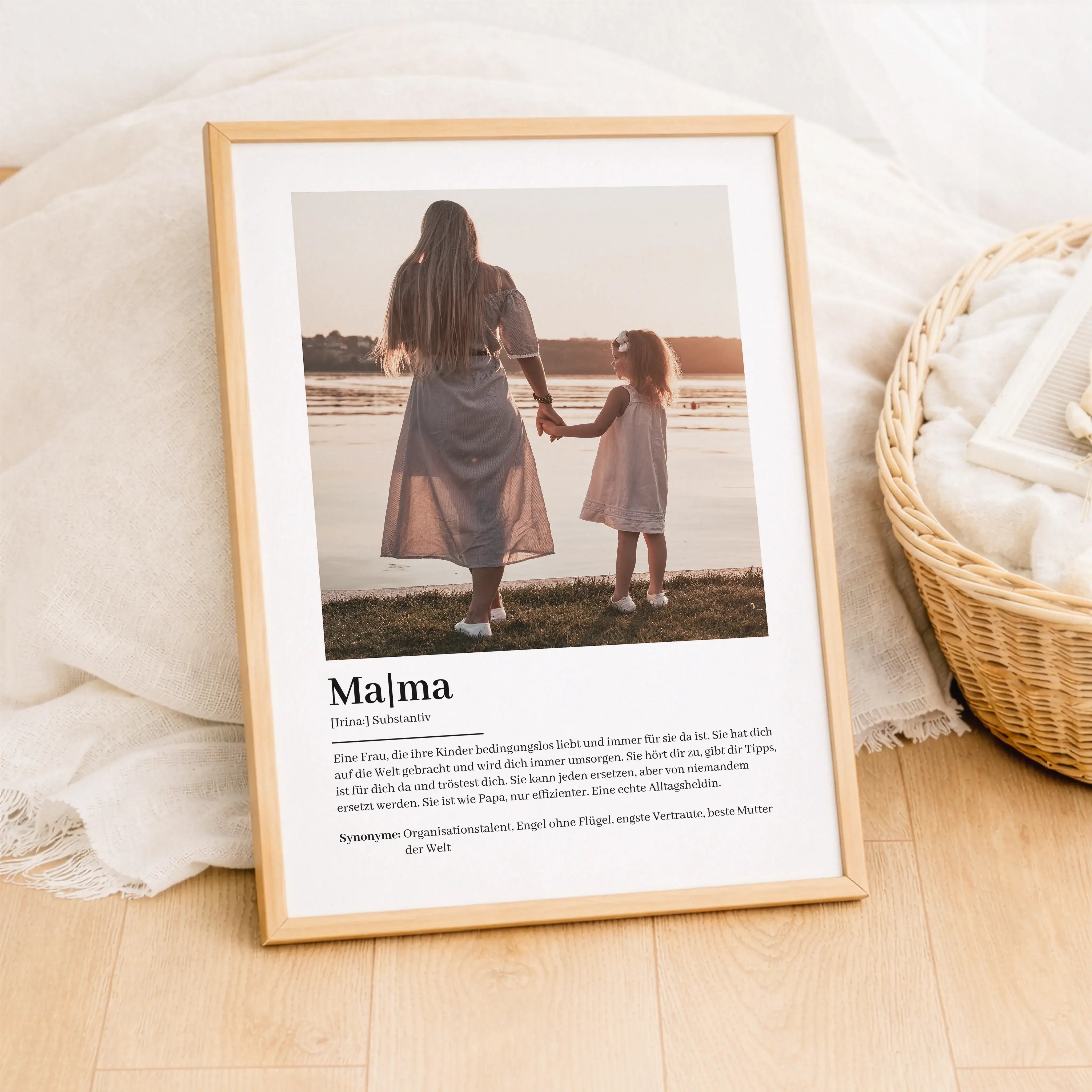 Mama Definition Poster mit Foto-Personalisiertes Poster-famprints-Das Mama Definition Poster mit Foto ist ein persönliches Geschenk, das eure Verbindung sichtbar macht. Bei famprints gestaltest du ein individuelles Mama Poster mit eigenem Foto, Namen und