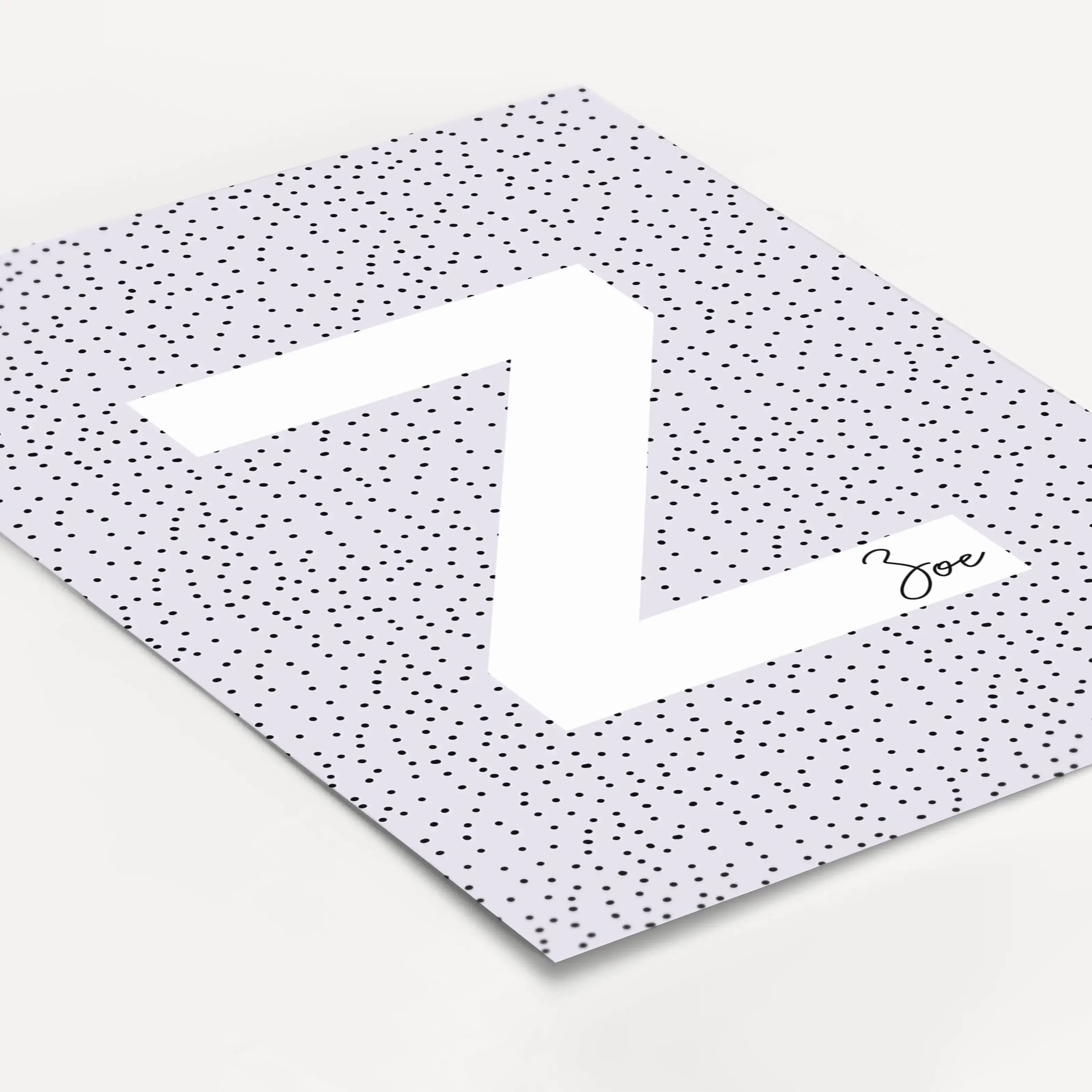 Buchstaben Poster Pointy-famprints-Personalisiertes Poster-Auf unserem Buchstaben Poster Pointy steht der auffällige weiße Buchstabe im Mittelpunkt. Das Namensposter ist in drei stilvollen Farben erhältlich - Pale Rose, Nautical Green und Gotta Brown - un