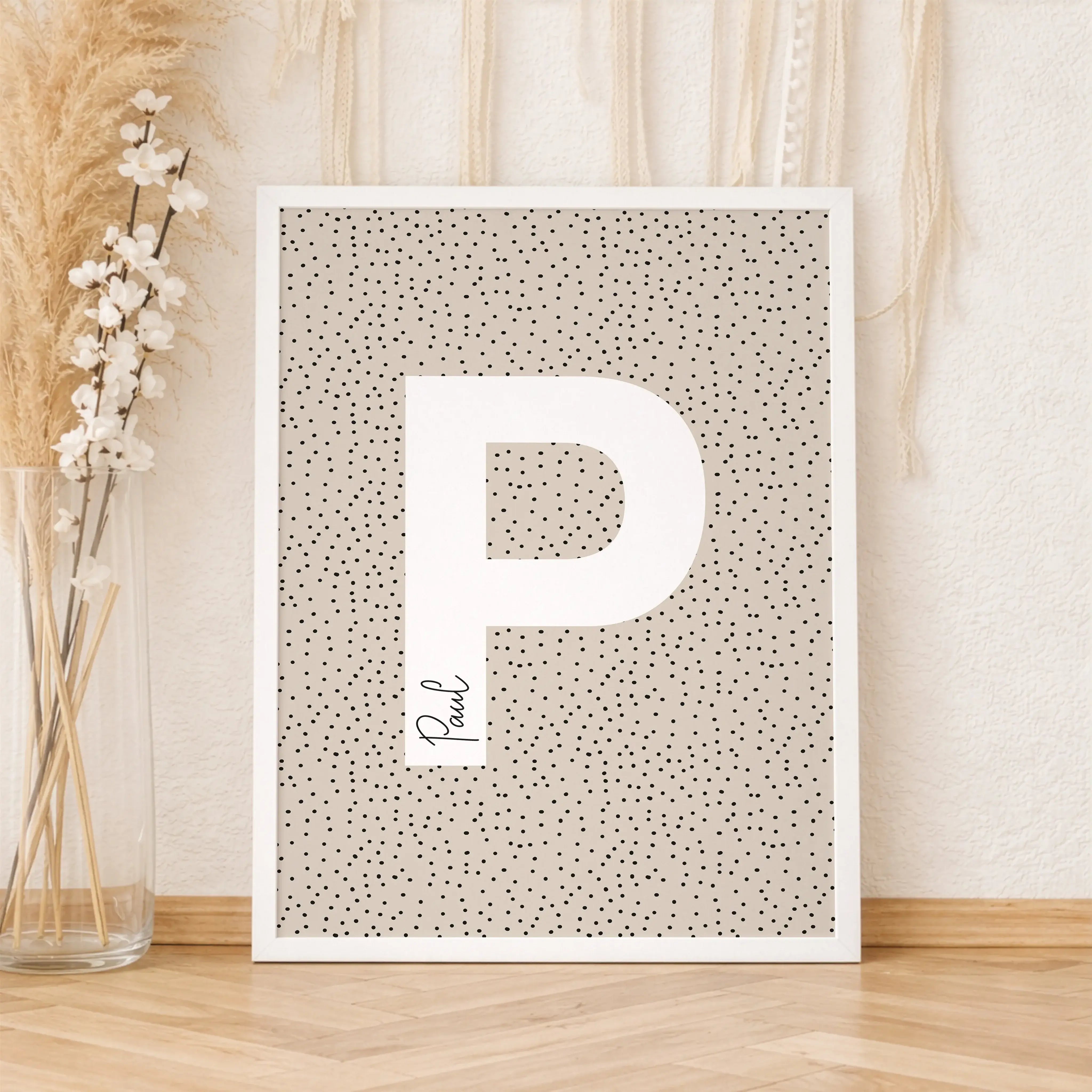 Buchstaben Poster Pointy-Personalisiertes Poster-famprints-Das Buchstaben Poster Pointy von famprints rückt einen einzelnen Buchstaben klar in den Fokus und kombiniert ihn mit einem personalisierten Namen. Der große, weiße Buchstabe hebt sich ruhig vom fe