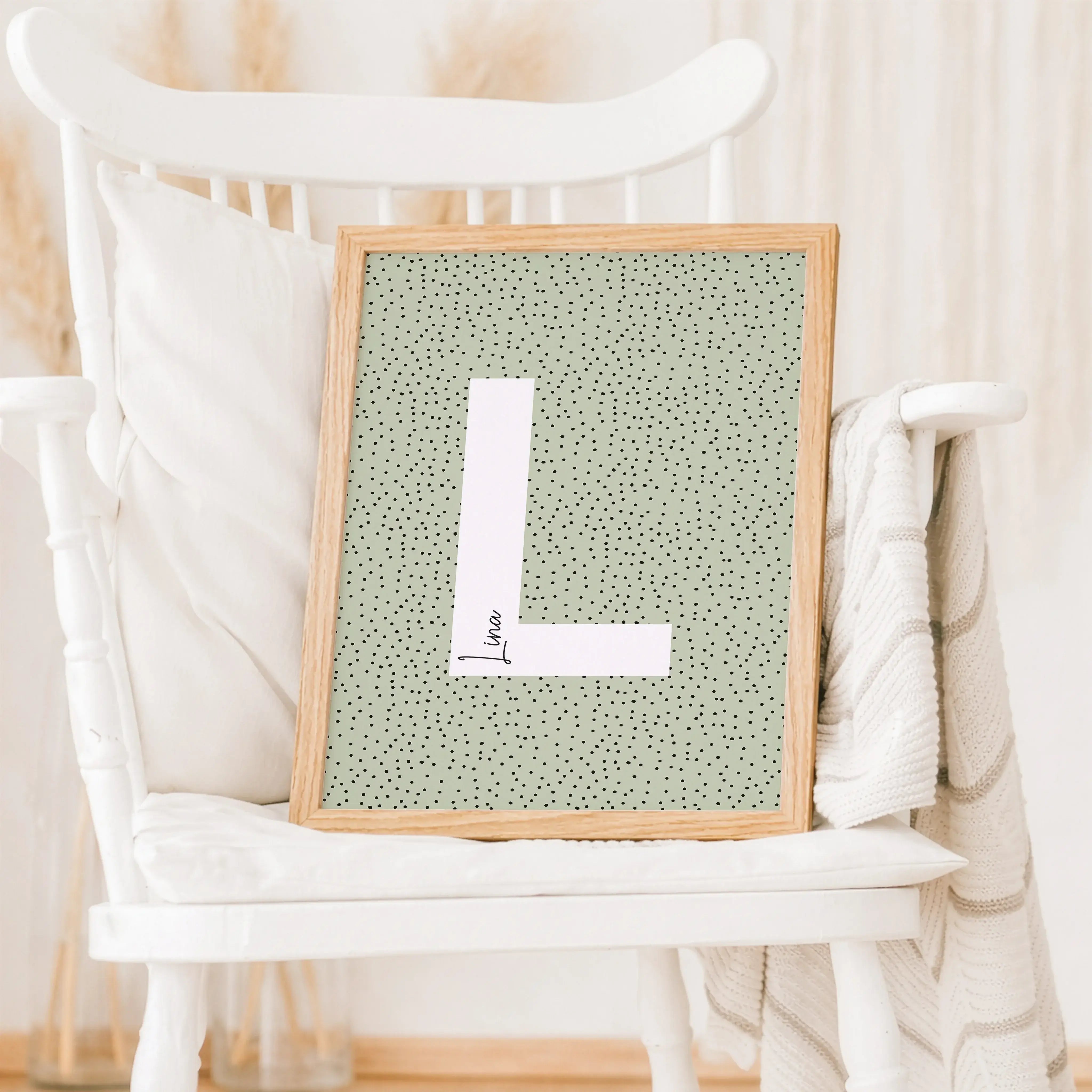 Buchstaben Poster Pointy-Personalisiertes Poster-famprints-Das Buchstaben Poster Pointy von famprints rückt einen einzelnen Buchstaben klar in den Fokus und kombiniert ihn mit einem personalisierten Namen. Der große, weiße Buchstabe hebt sich ruhig vom fe