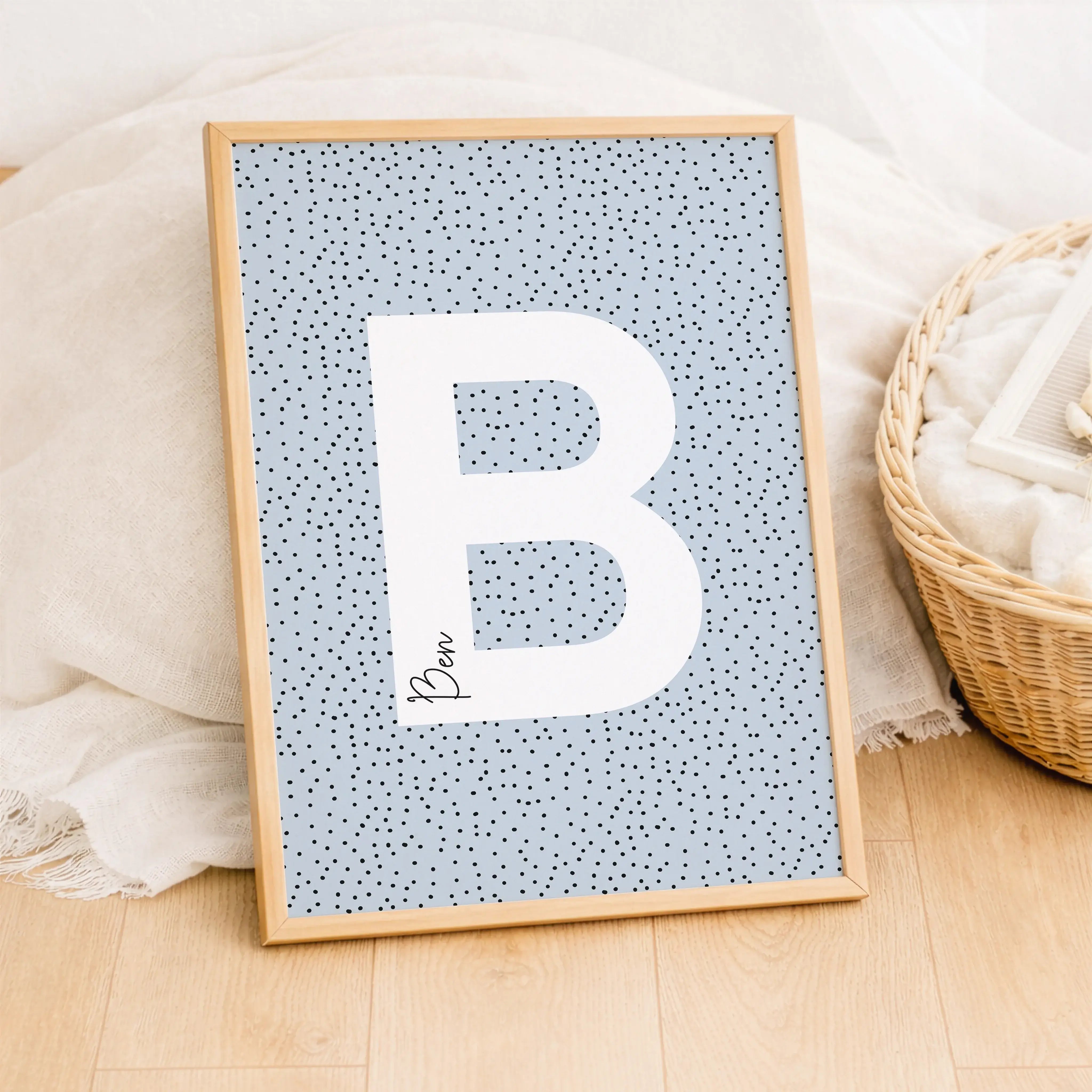 Buchstaben Poster Pointy-Personalisiertes Poster-famprints-Das Buchstaben Poster Pointy von famprints rückt einen einzelnen Buchstaben klar in den Fokus und kombiniert ihn mit einem personalisierten Namen. Der große, weiße Buchstabe hebt sich ruhig vom fe