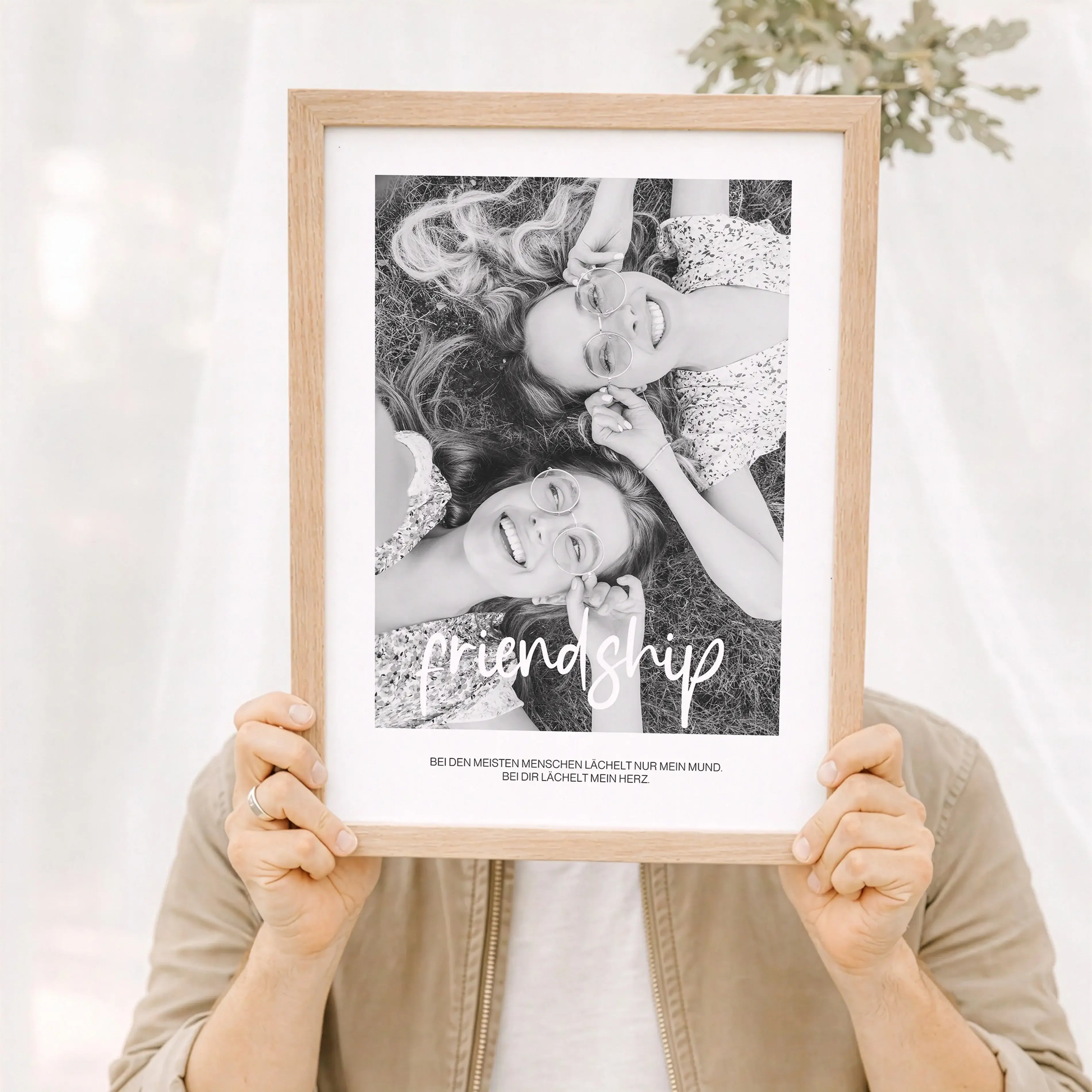 Freunde Poster mit Foto-Personalisiertes Poster-famprints-Das Freunde Poster mit Foto ist eine liebevolle Art, gemeinsame Erinnerungen sichtbar zu machen. Dein persönliches Foto steht im Mittelpunkt und wird von dem Schriftzug friendship ergänzt, der für