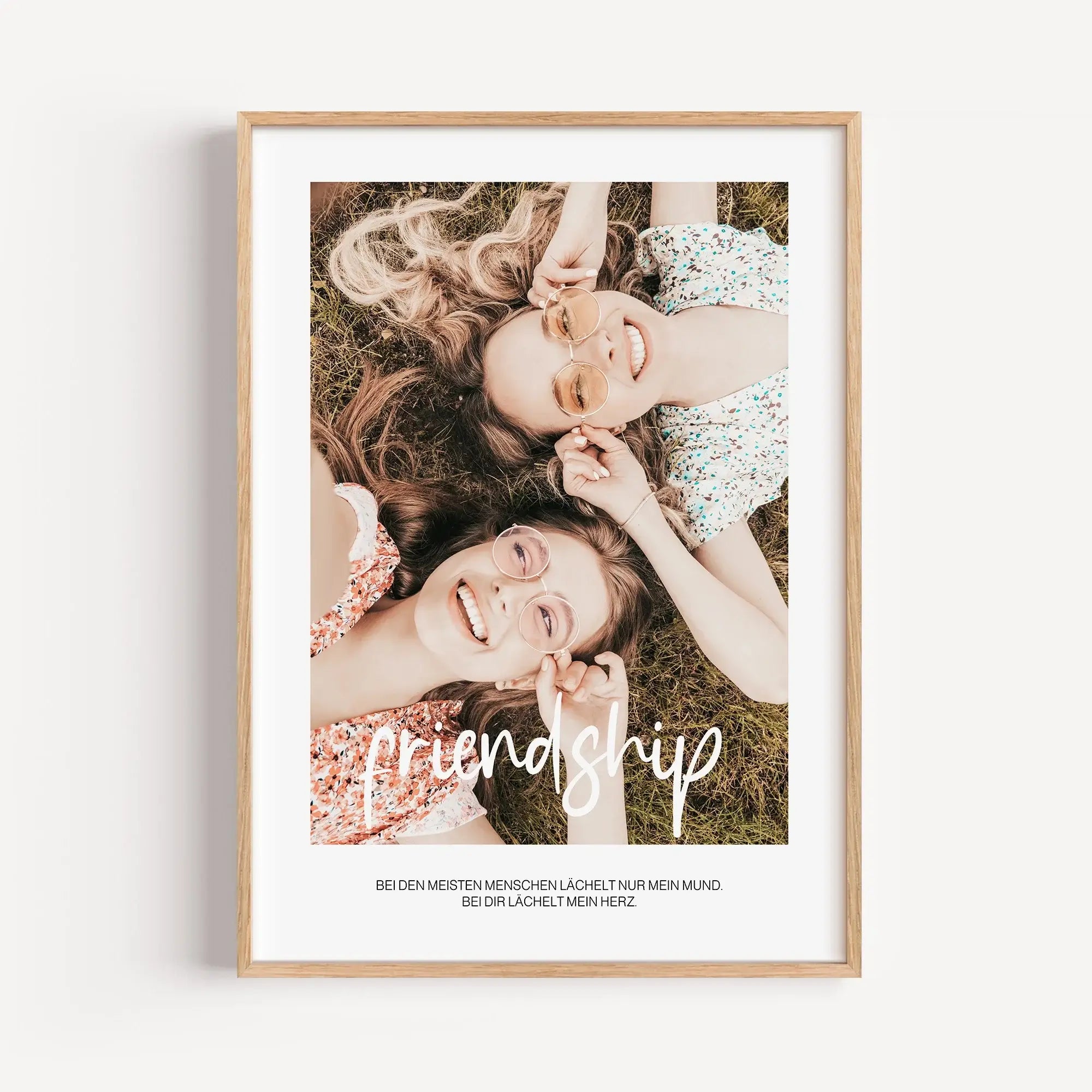 Freunde Poster mit Foto-Personalisiertes Poster-famprints-Das Freunde Poster mit Foto ist eine liebevolle Art, gemeinsame Erinnerungen sichtbar zu machen. Dein persönliches Foto steht im Mittelpunkt und wird von dem Schriftzug friendship ergänzt, der für