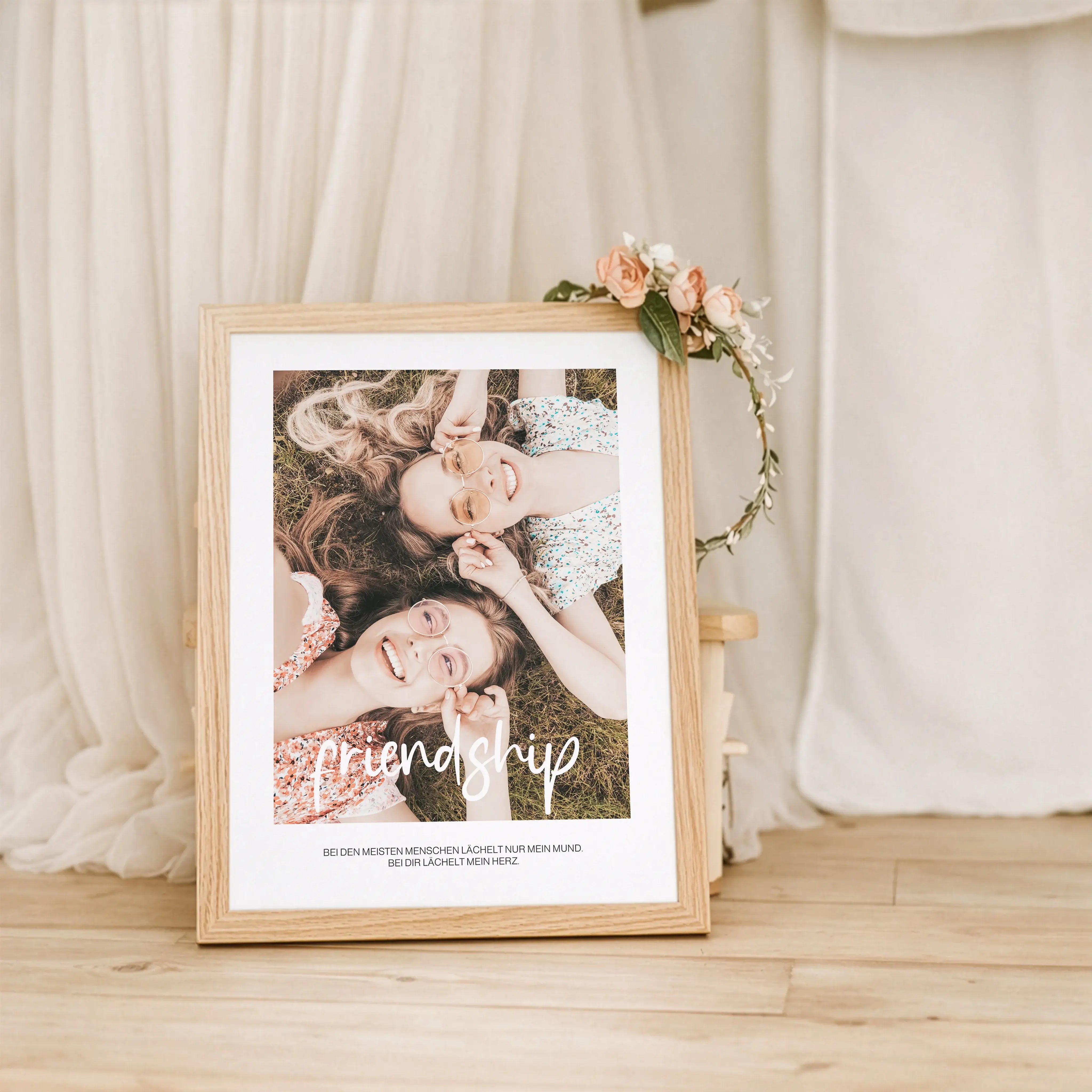 Freunde Poster mit Foto-Personalisiertes Poster-famprints-Das Freunde Poster mit Foto ist eine liebevolle Art, gemeinsame Erinnerungen sichtbar zu machen. Dein persönliches Foto steht im Mittelpunkt und wird von dem Schriftzug friendship ergänzt, der für