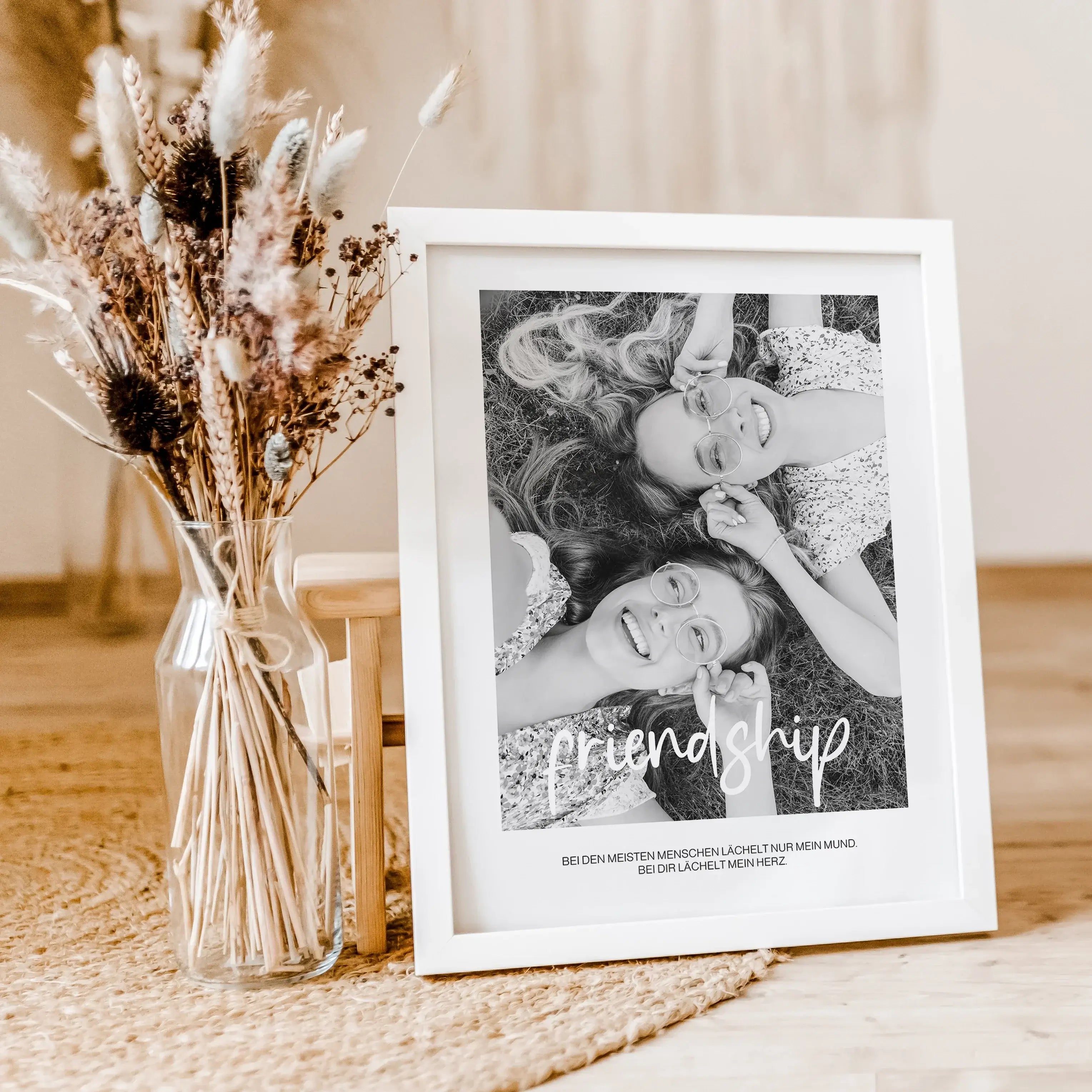 Freunde Poster mit Foto-famprints-Personalisiertes Poster-Auf dem Freunde Poster mit Foto findest du den Schriftzug 'friendship' und bedeutet Freundschaft. Das individuelle Poster kannst du mit deinem Foto hinterlegen. Sende uns hierzu dein persönliches F