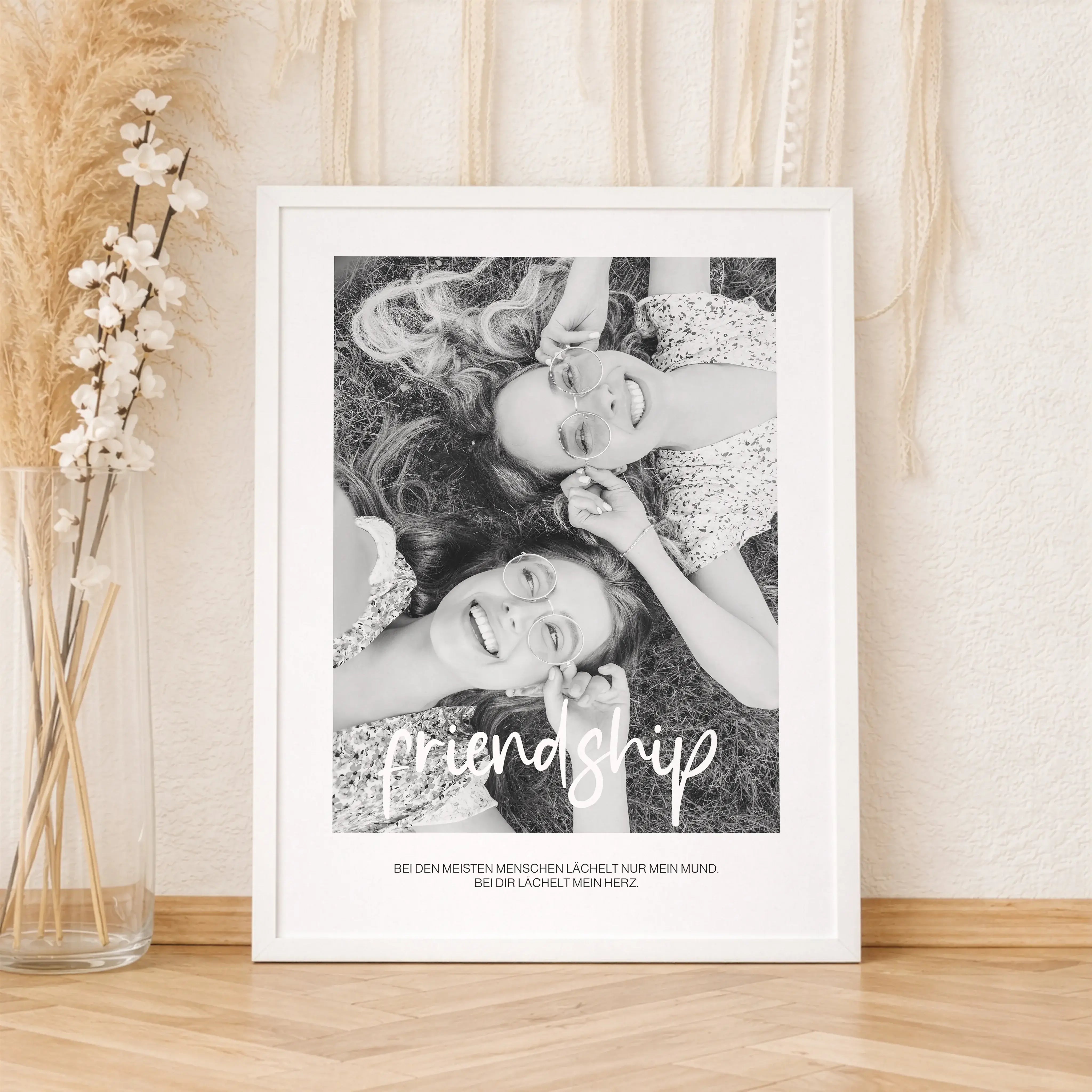 Freunde Poster mit Foto-Personalisiertes Poster-famprints-Das Freunde Poster mit Foto ist eine liebevolle Art, gemeinsame Erinnerungen sichtbar zu machen. Dein persönliches Foto steht im Mittelpunkt und wird von dem Schriftzug friendship ergänzt, der für