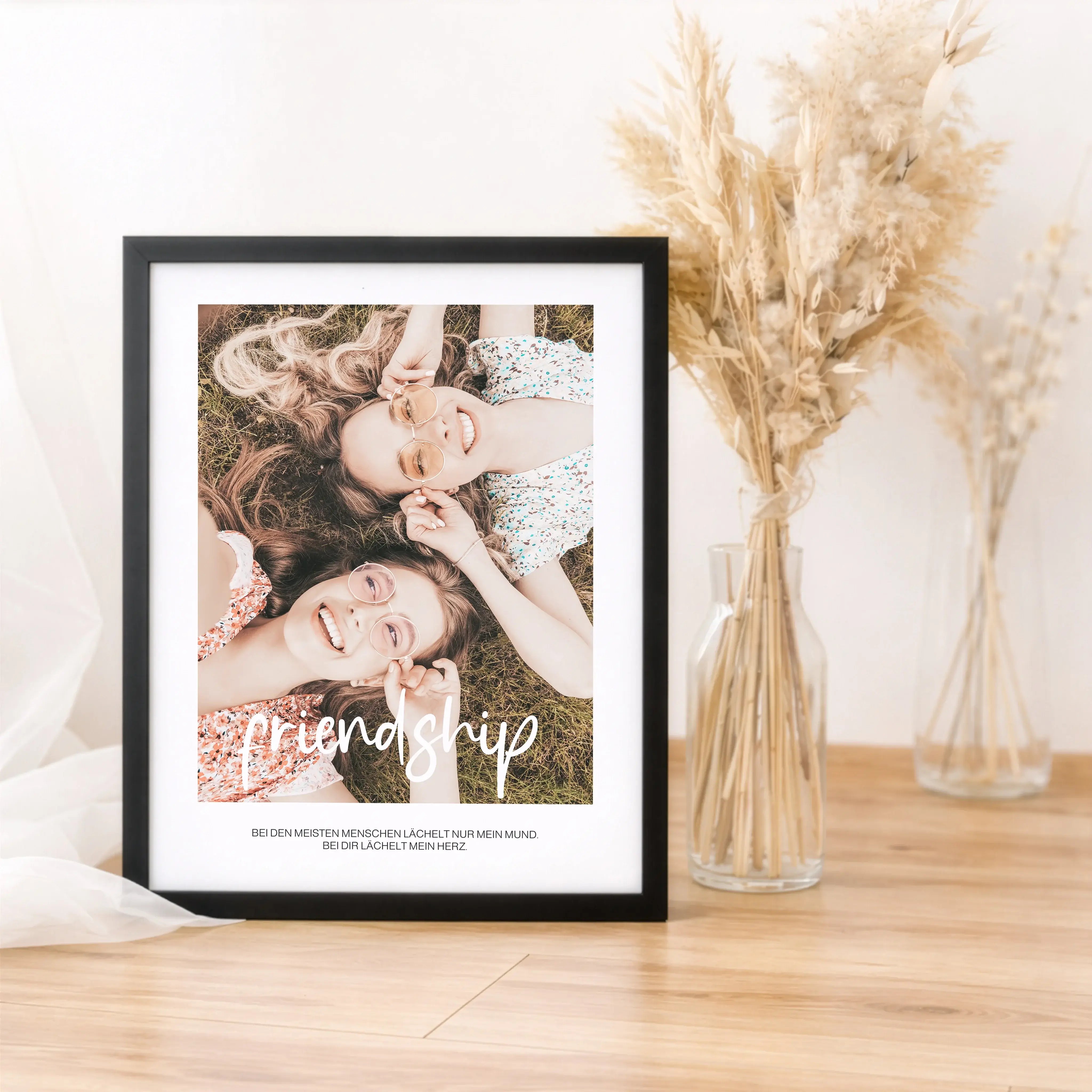 Freunde Poster mit Foto-Personalisiertes Poster-famprints-Das Freunde Poster mit Foto ist eine liebevolle Art, gemeinsame Erinnerungen sichtbar zu machen. Dein persönliches Foto steht im Mittelpunkt und wird von dem Schriftzug friendship ergänzt, der für