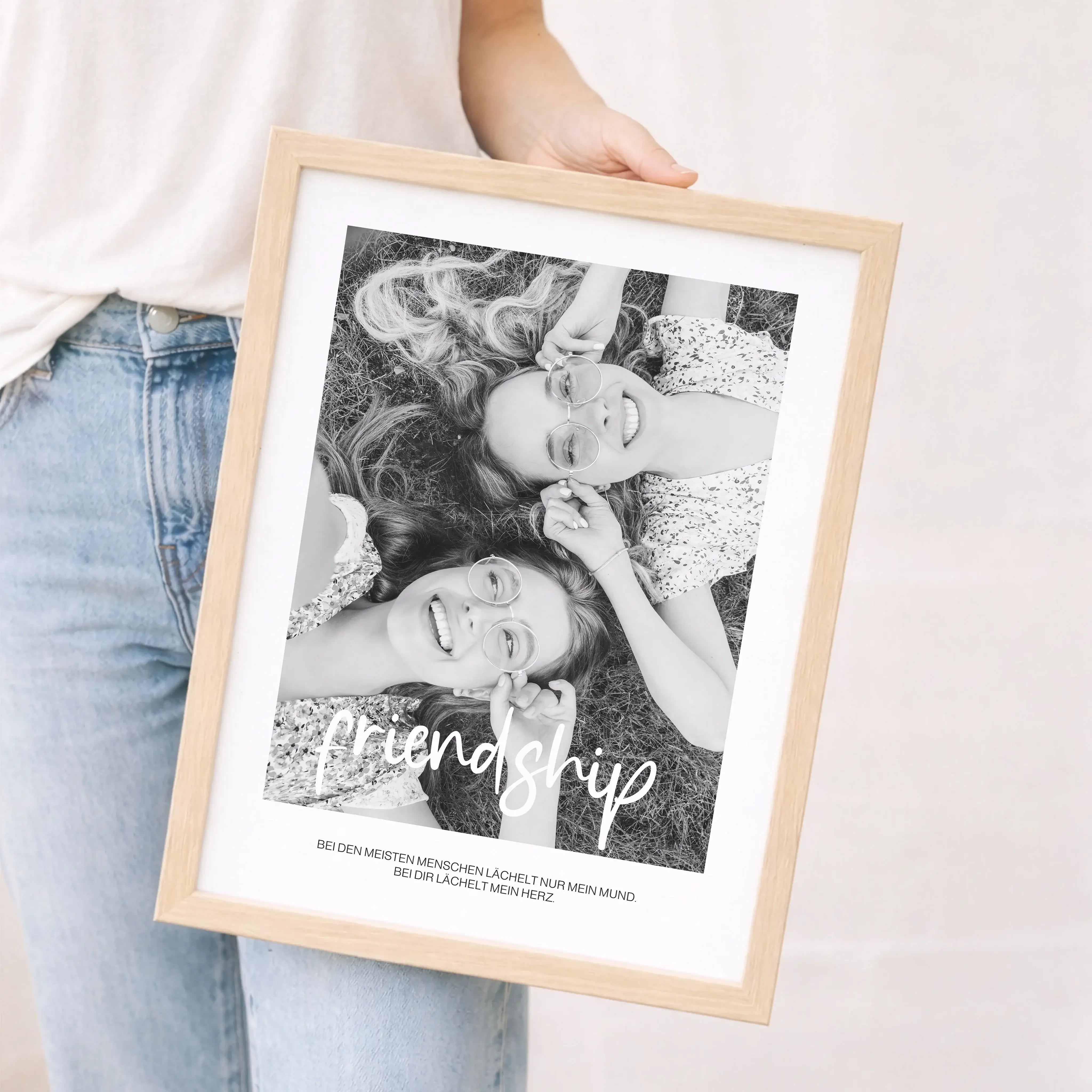 Freunde Poster mit Foto-Personalisiertes Poster-famprints-Das Freunde Poster mit Foto ist eine liebevolle Art, gemeinsame Erinnerungen sichtbar zu machen. Dein persönliches Foto steht im Mittelpunkt und wird von dem Schriftzug friendship ergänzt, der für