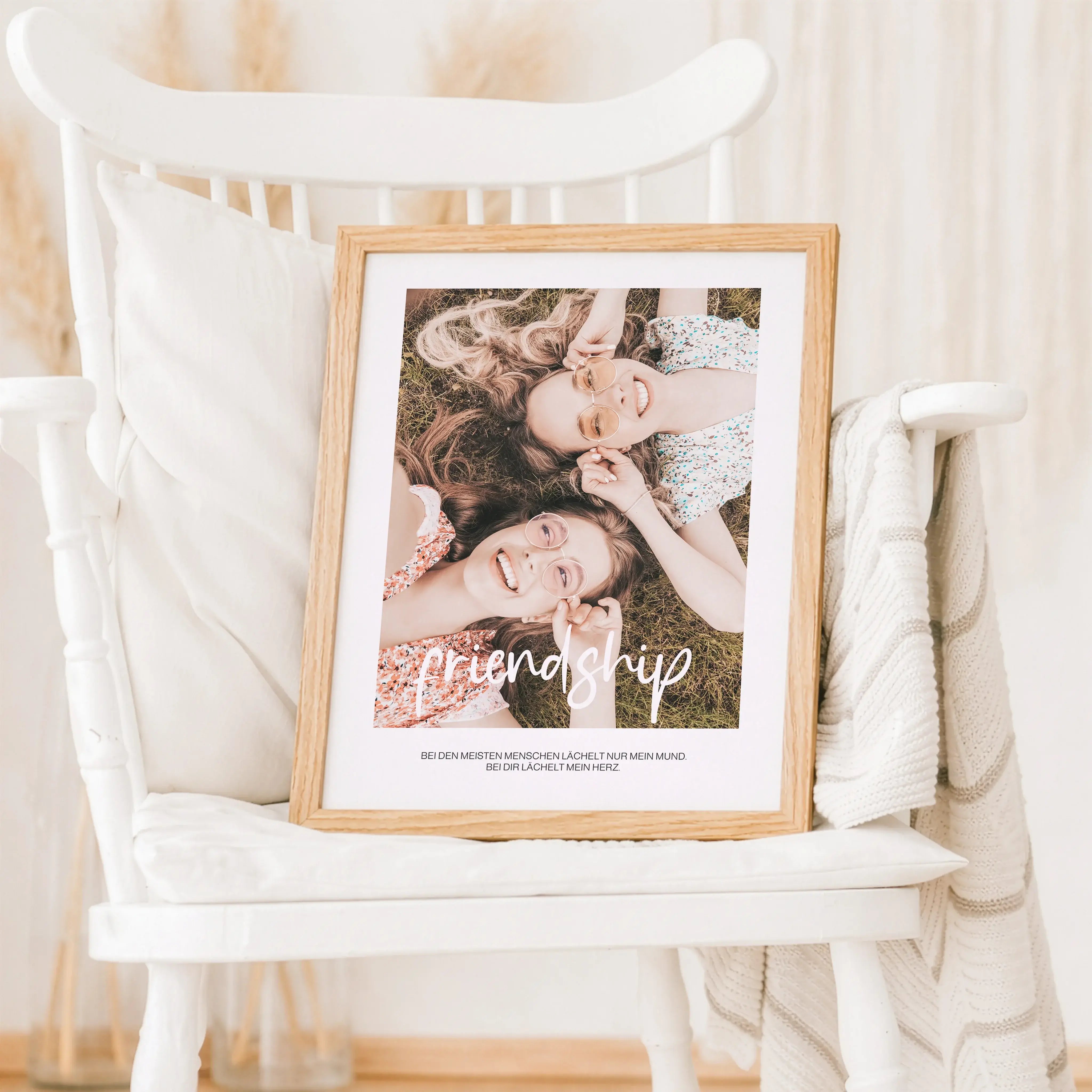 Freunde Poster mit Foto-Personalisiertes Poster-famprints-Das Freunde Poster mit Foto ist eine liebevolle Art, gemeinsame Erinnerungen sichtbar zu machen. Dein persönliches Foto steht im Mittelpunkt und wird von dem Schriftzug friendship ergänzt, der für