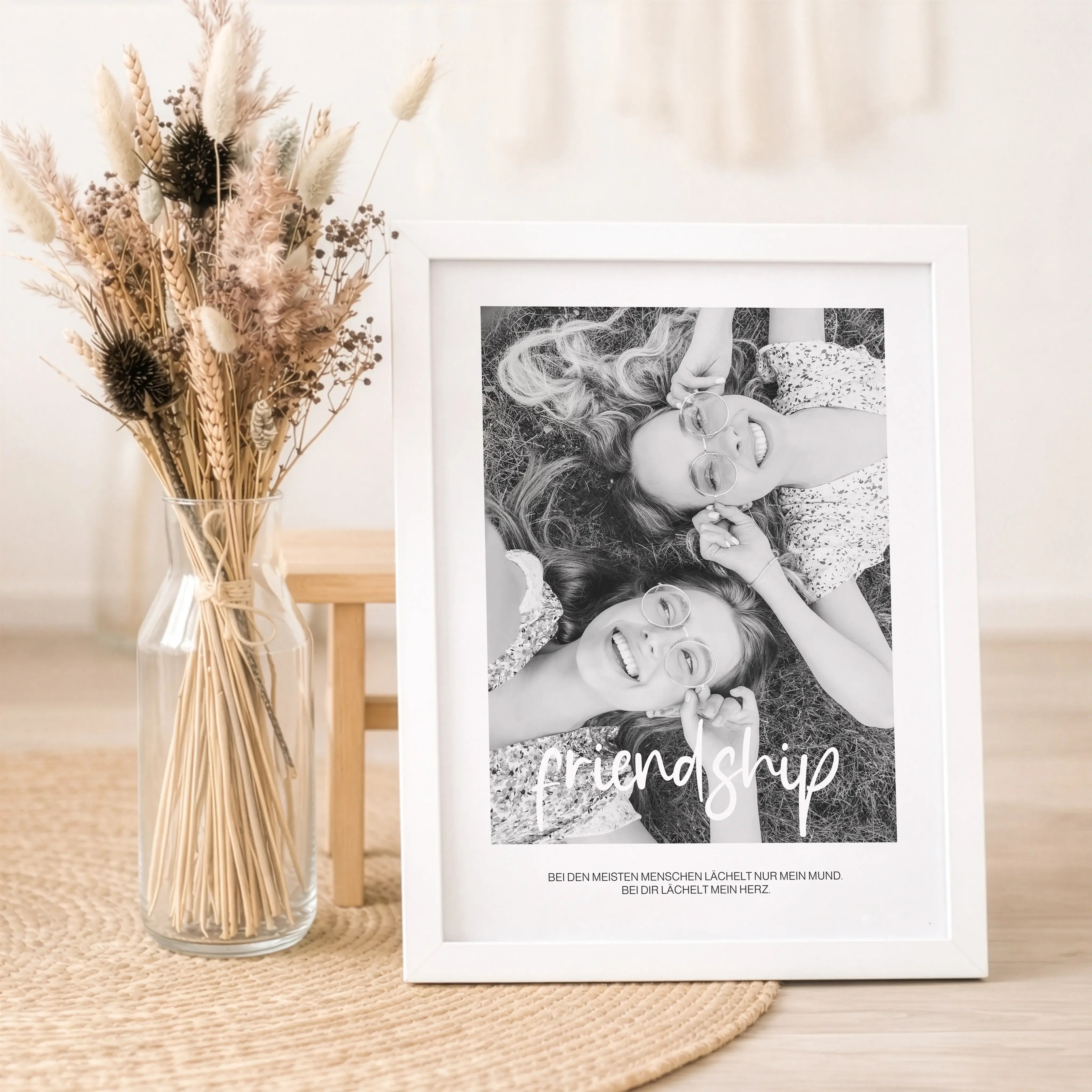 Freunde Poster mit Foto-Personalisiertes Poster-famprints-Das Freunde Poster mit Foto ist eine liebevolle Art, gemeinsame Erinnerungen sichtbar zu machen. Dein persönliches Foto steht im Mittelpunkt und wird von dem Schriftzug friendship ergänzt, der für