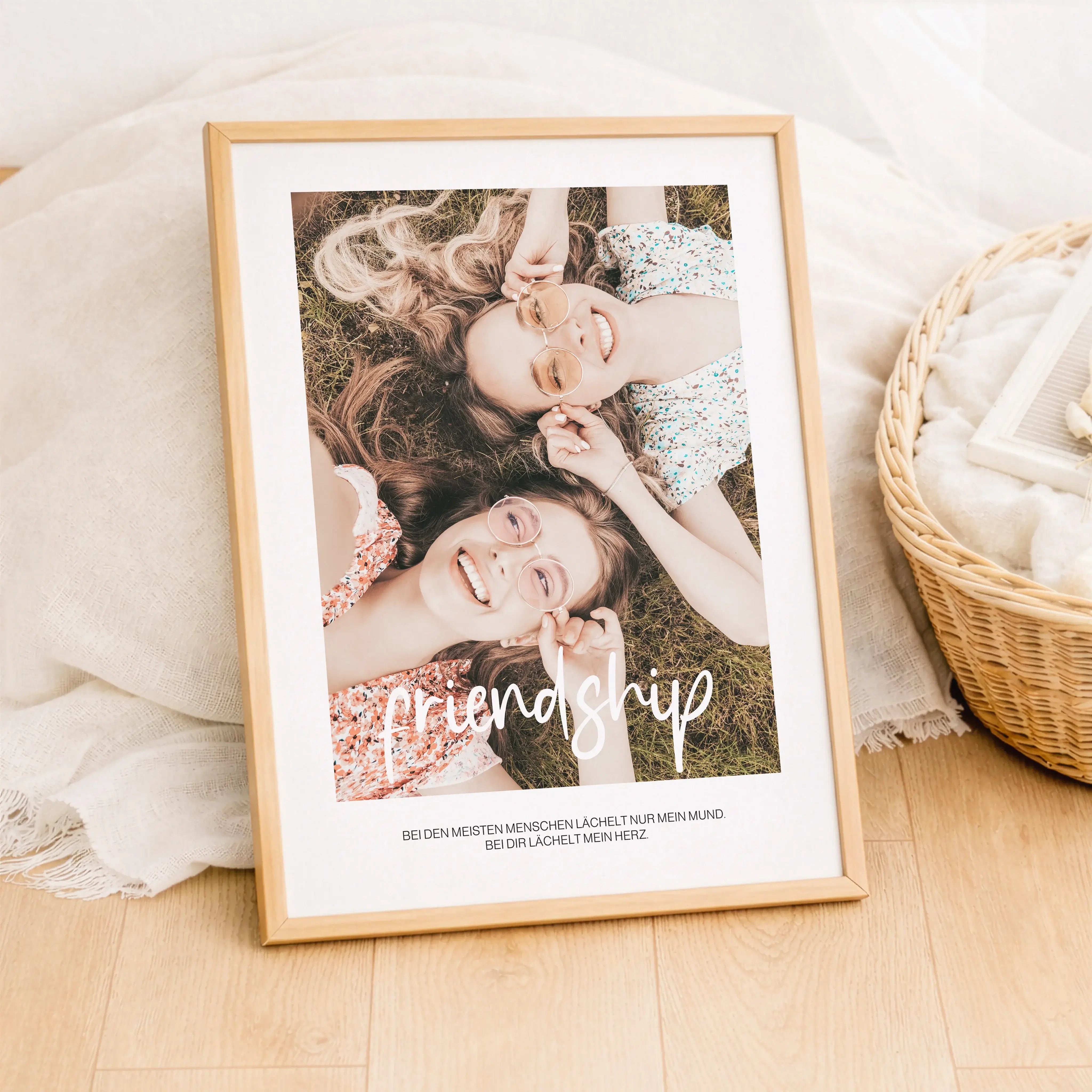 Freunde Poster mit Foto-Personalisiertes Poster-famprints-Das Freunde Poster mit Foto ist eine liebevolle Art, gemeinsame Erinnerungen sichtbar zu machen. Dein persönliches Foto steht im Mittelpunkt und wird von dem Schriftzug friendship ergänzt, der für