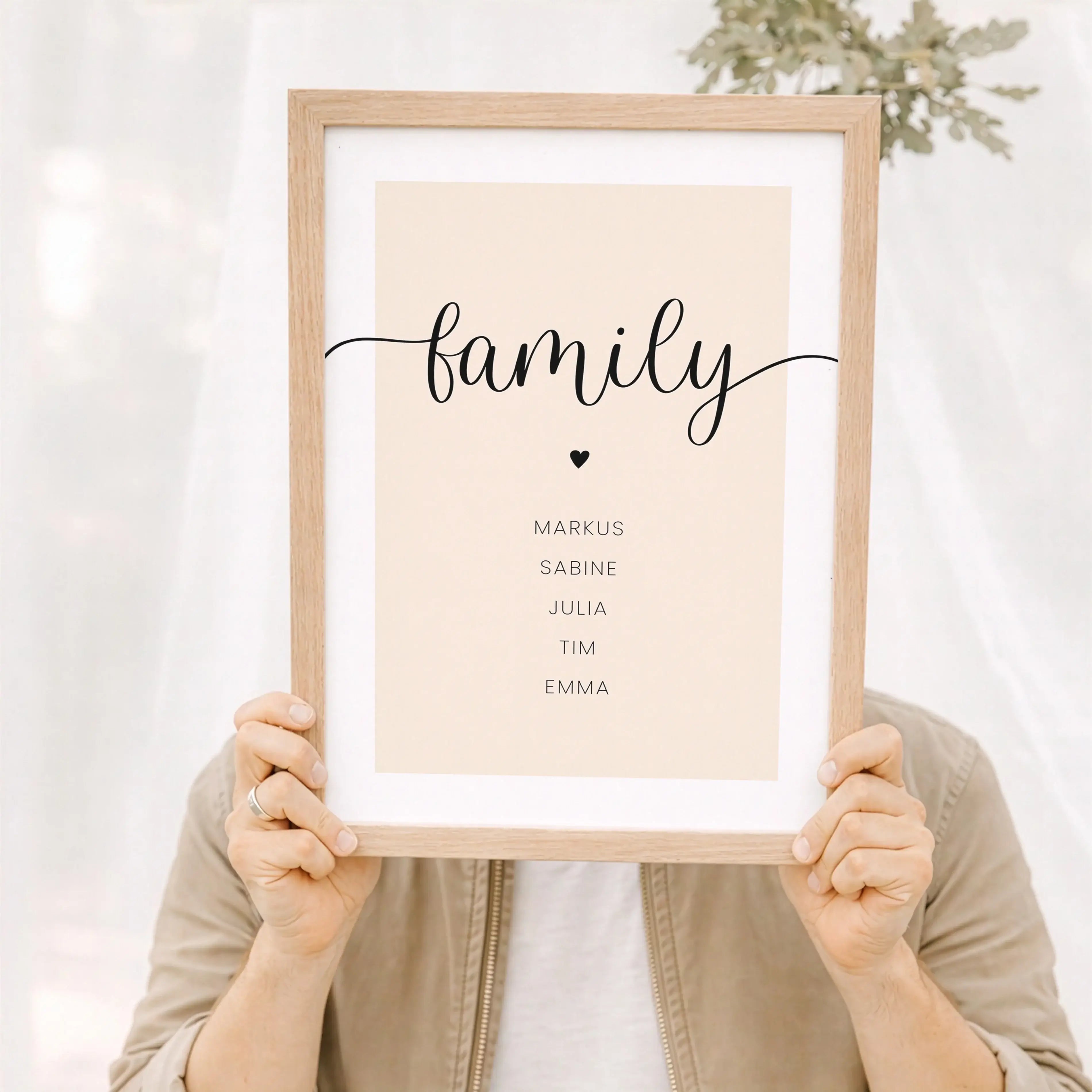 Familienposter Herz-Personalisiertes Poster-famprints-Das Familienposter Herz von famprints ist eine stilvolle Art, eure Familie sichtbar zu machen. Das moderne Hochformat verbindet eine ruhige Typografie mit einem feinen Herzsymbol und schafft so ein per