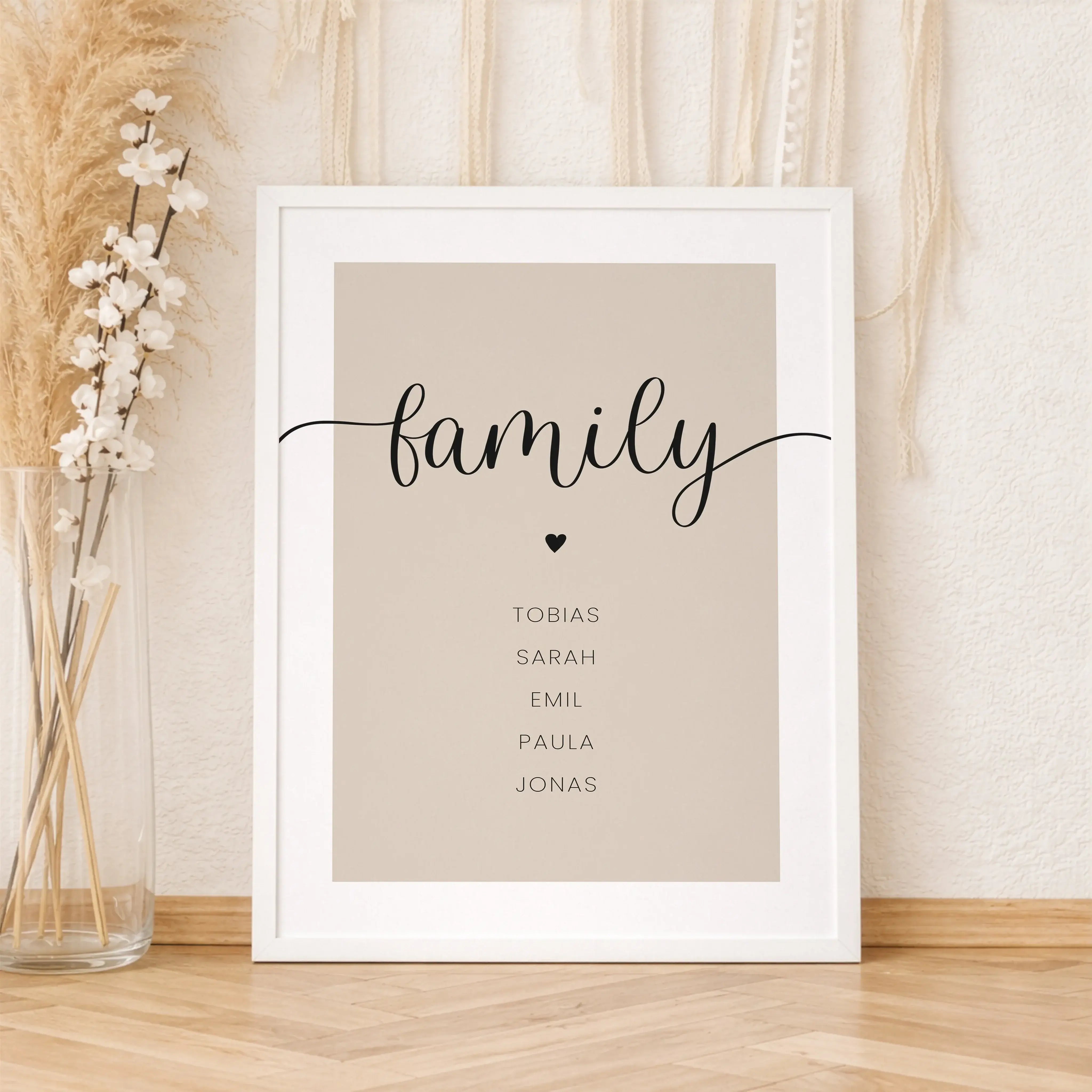 Familienposter Herz-Personalisiertes Poster-famprints-Das Familienposter Herz von famprints ist eine stilvolle Art, eure Familie sichtbar zu machen. Das moderne Hochformat verbindet eine ruhige Typografie mit einem feinen Herzsymbol und schafft so ein per