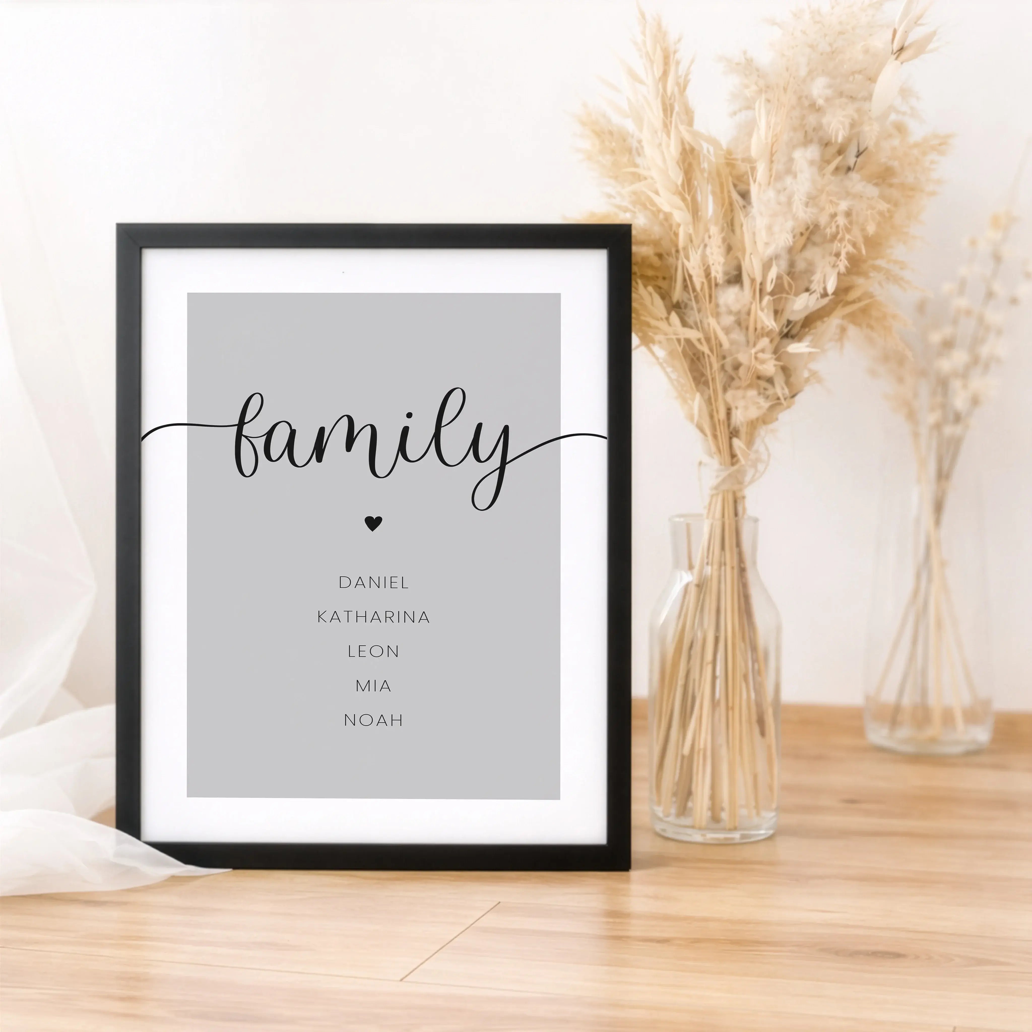 Familienposter Herz-Personalisiertes Poster-famprints-Das Familienposter Herz von famprints ist eine stilvolle Art, eure Familie sichtbar zu machen. Das moderne Hochformat verbindet eine ruhige Typografie mit einem feinen Herzsymbol und schafft so ein per
