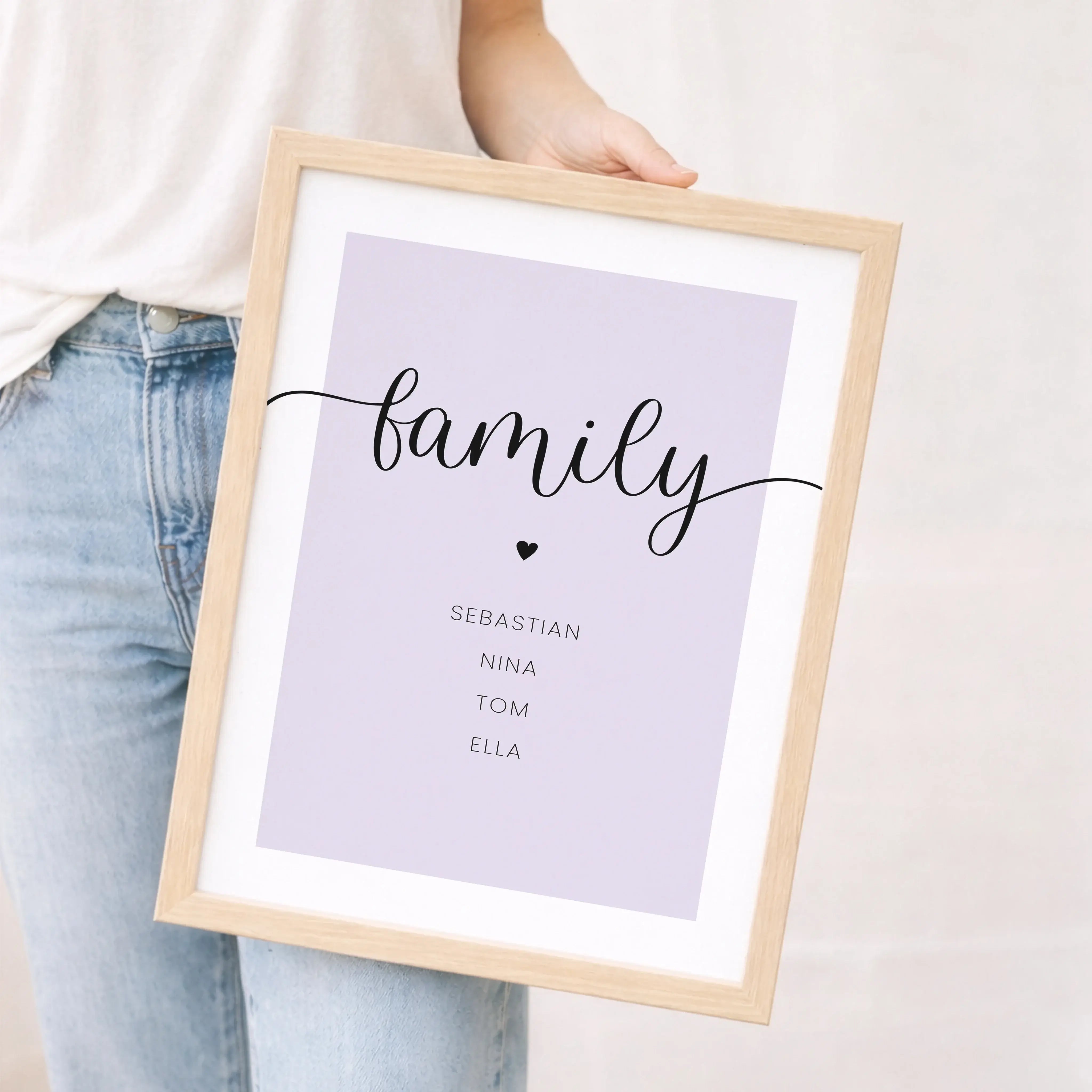 Familienposter Herz-Personalisiertes Poster-famprints-Das Familienposter Herz von famprints ist eine stilvolle Art, eure Familie sichtbar zu machen. Das moderne Hochformat verbindet eine ruhige Typografie mit einem feinen Herzsymbol und schafft so ein per