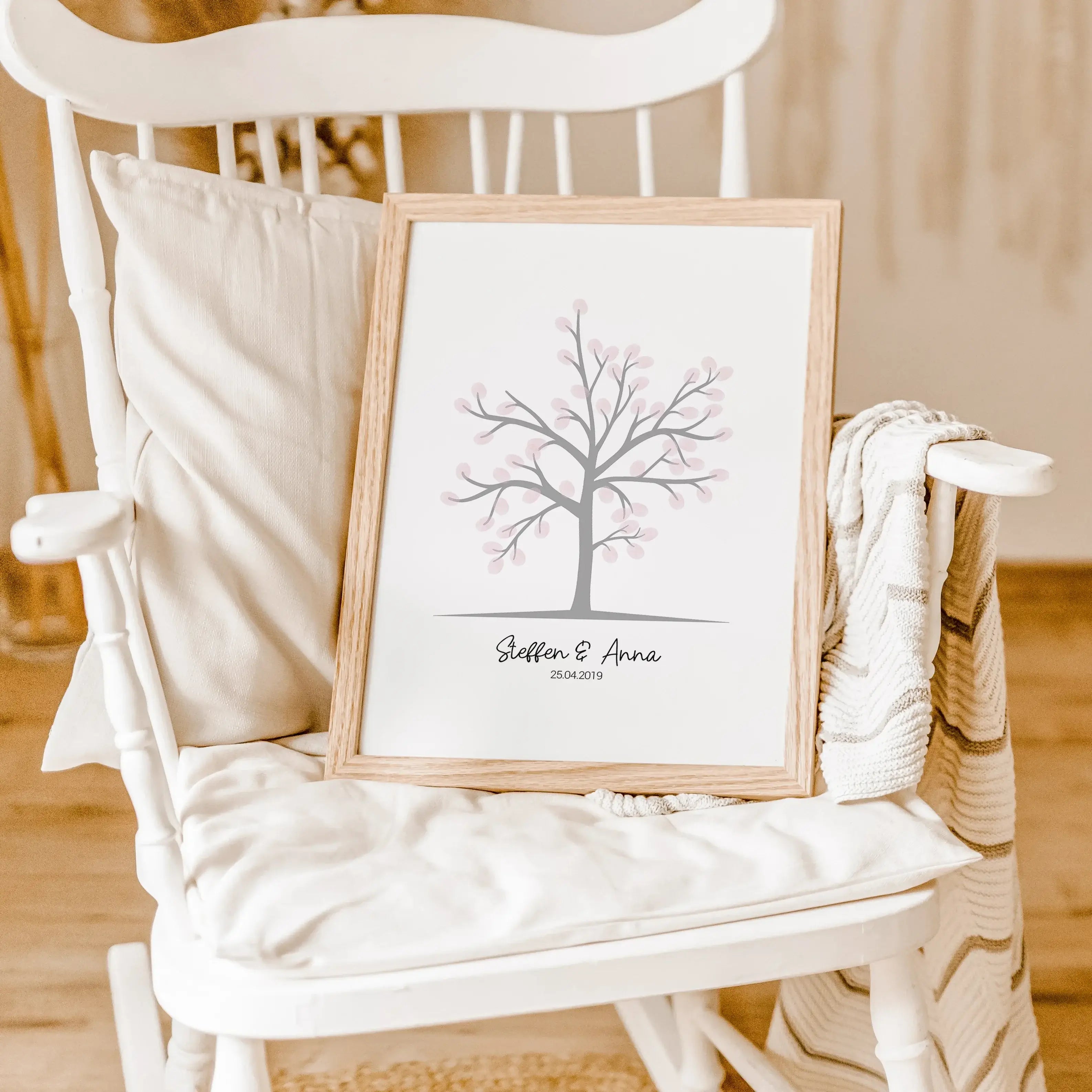 Fingerabdruck Bild 'Baum'-famprints-Personalisiertes Poster-Auf dem Fingerabdruck Bild 'Baum' findest du einen grauen Baum, der darauf wartet, mit Fingerabdrücken dekoriert zu werden. Unter dem Gästebaum kannst du das personalisierte Gästebuch mit deinem
