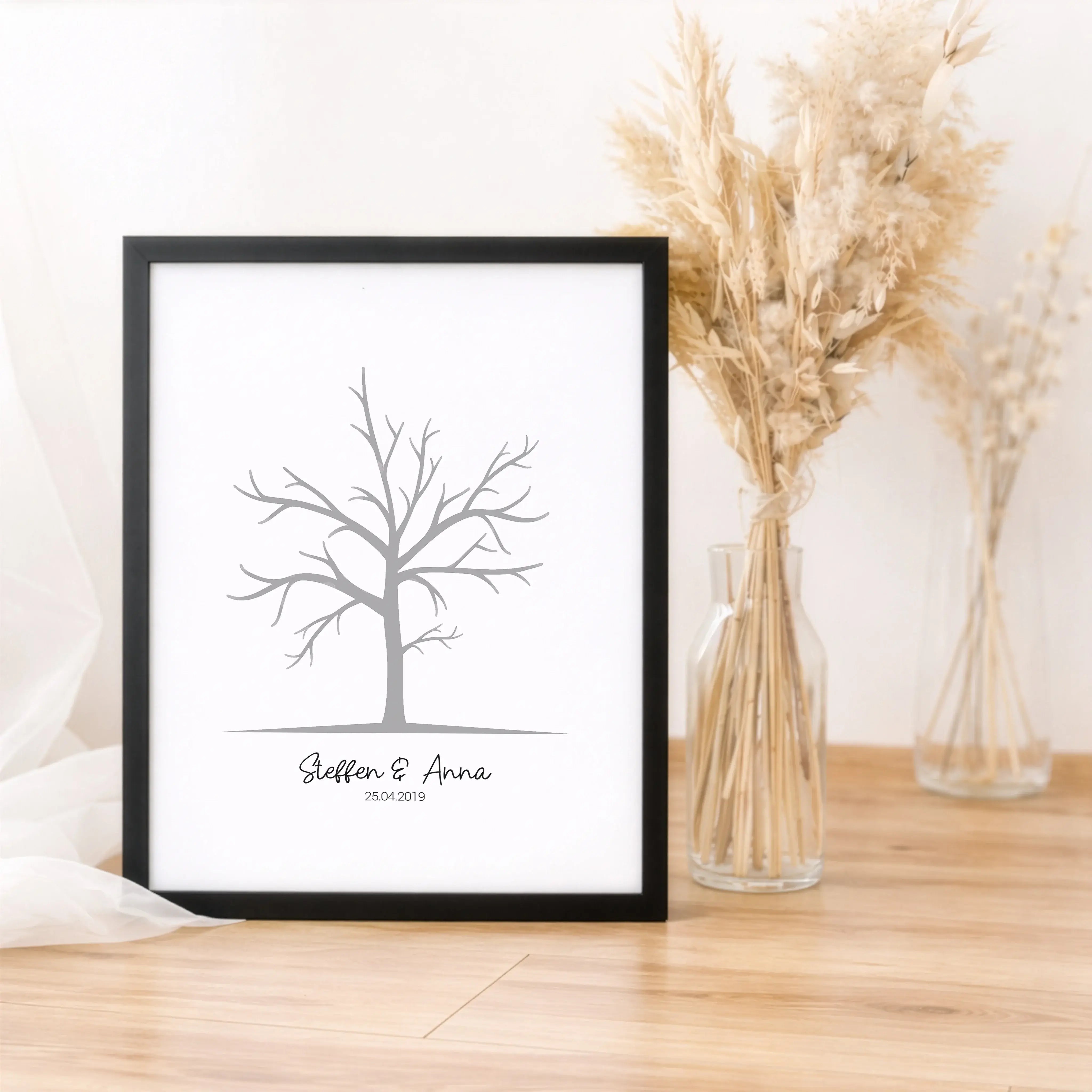 Fingerabdruck Bild Baum-Personalisiertes Poster-famprints-Das Fingerabdruck Bild Baum ist eine kreative Art, besondere Anlässe festzuhalten und Gäste aktiv einzubinden. Statt eines klassischen Gästebuchs entsteht ein persönliches Kunstwerk, das sich im La