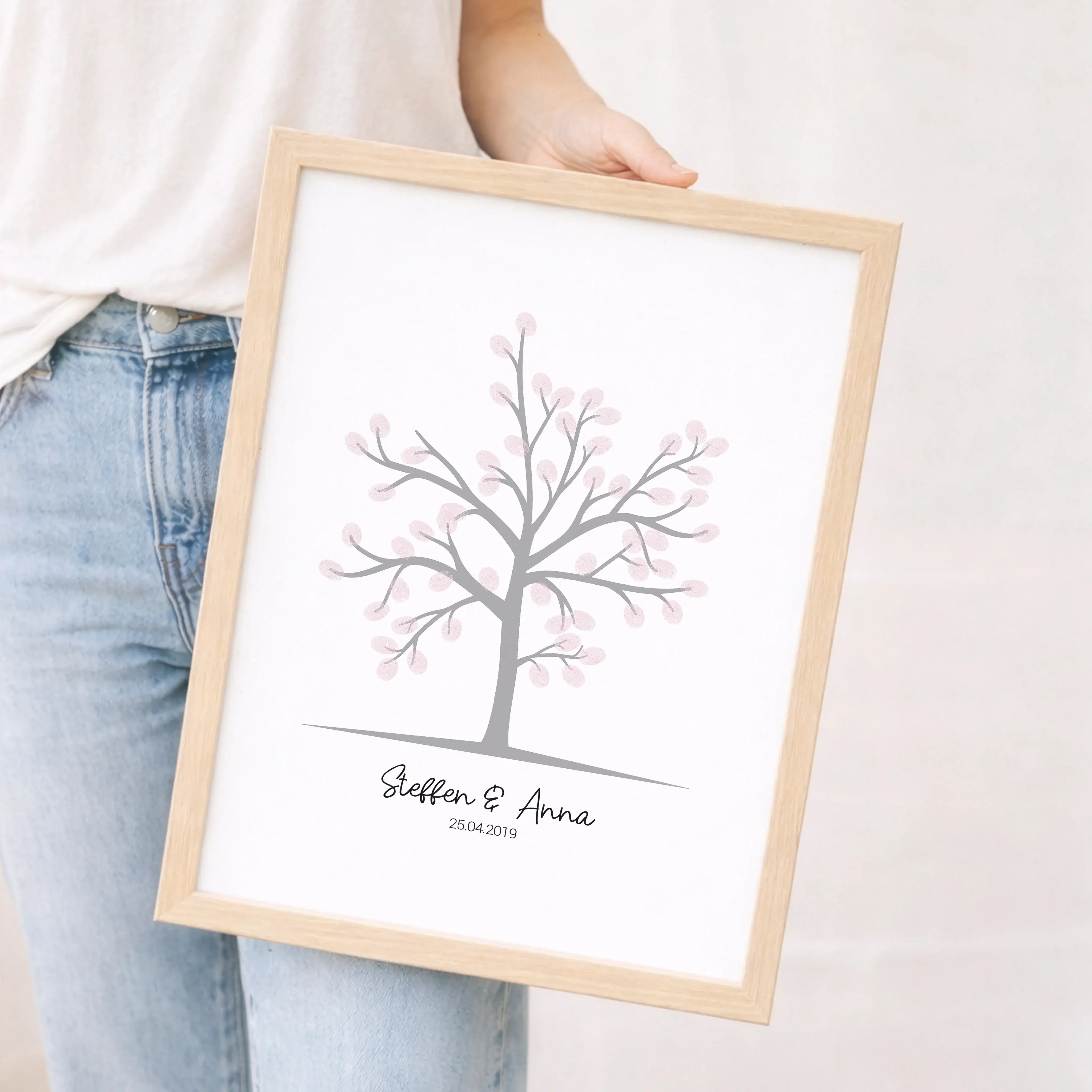 Fingerabdruck Bild Baum-Personalisiertes Poster-famprints-Das Fingerabdruck Bild Baum ist eine kreative Art, besondere Anlässe festzuhalten und Gäste aktiv einzubinden. Statt eines klassischen Gästebuchs entsteht ein persönliches Kunstwerk, das sich im La